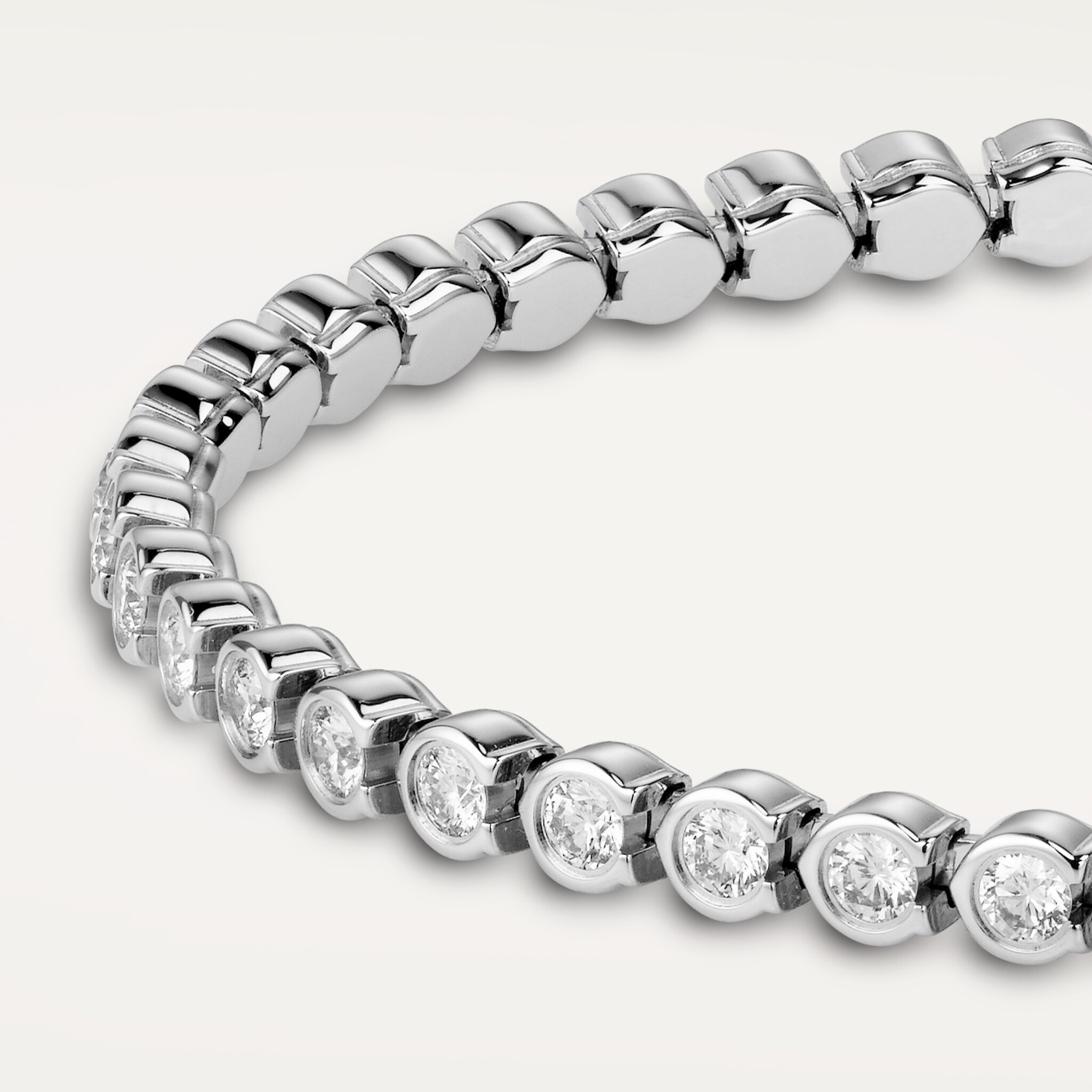 Lignes Essentielles bracelet, brilliant-cut diamonds