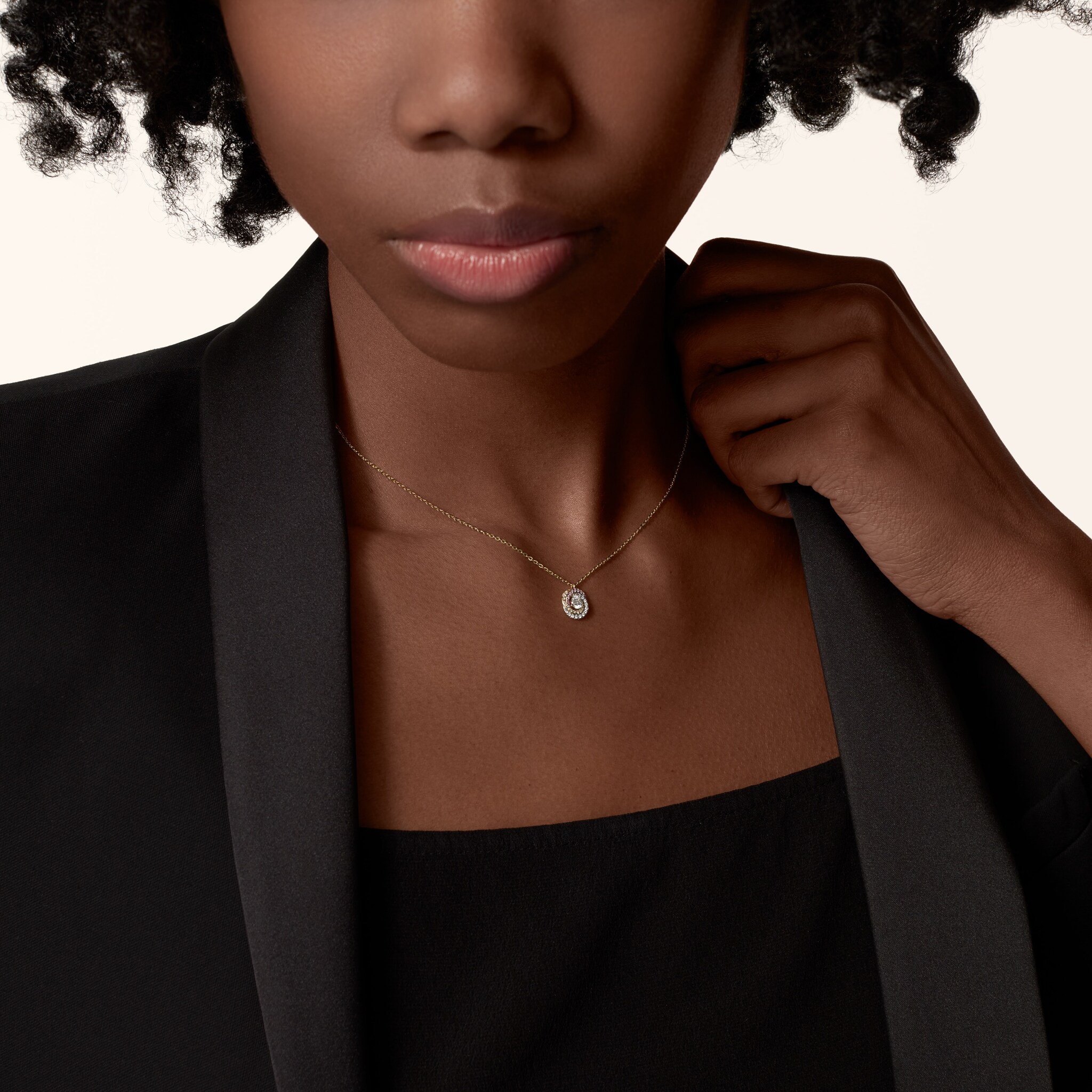 حلية متدلّية "ترينيتي"، ماسة بقطع بريانت الحديث البرّاق، مرصوفة