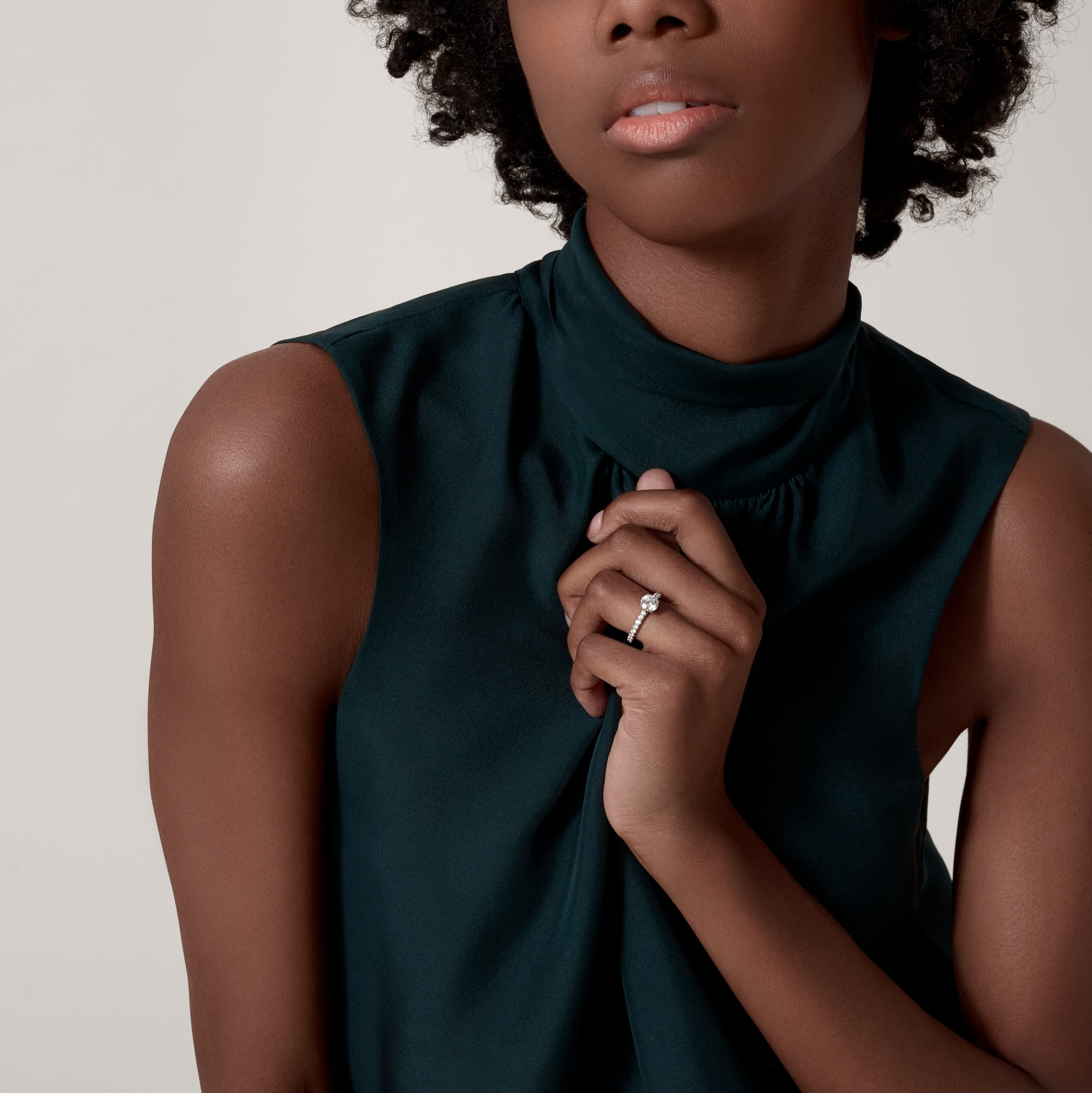 1895 solitaire, brilliant-cut diamond, paved 