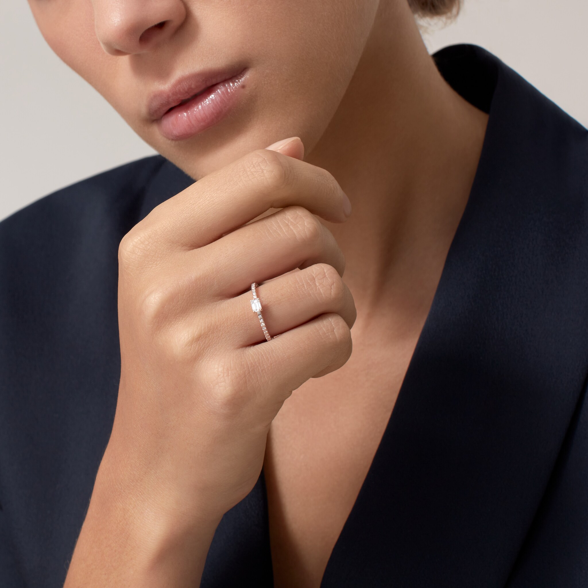 Etincelle de Cartier ring, emerald-cut diamond, paved