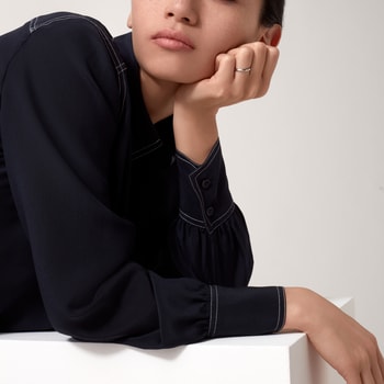 1895 wedding band, 2.6 mm width, 3 diamonds 1895 wedding band, 2.6 mm width, 3 diamonds