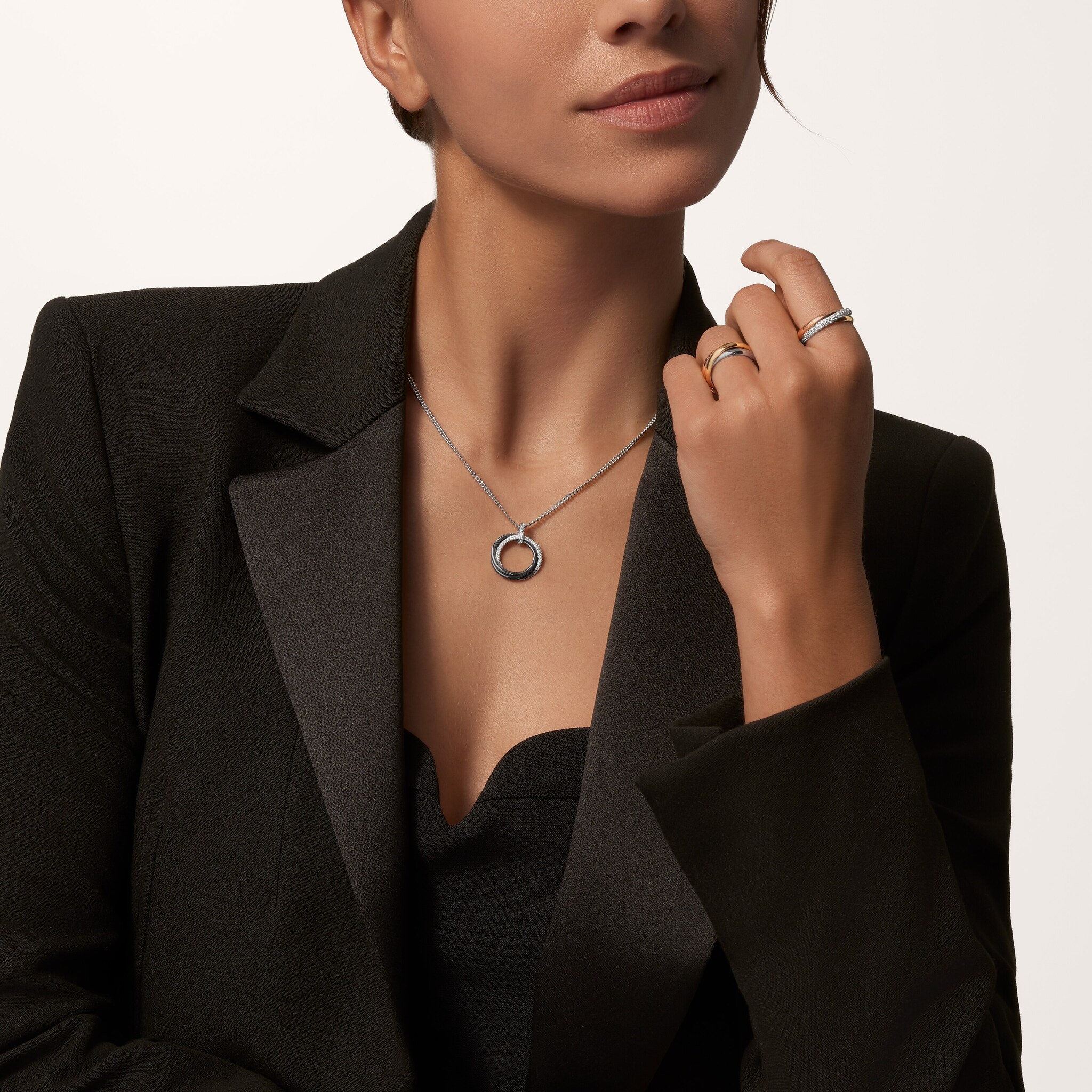 حلية متدلّية "ترينيتي"، سيراميك، ماس