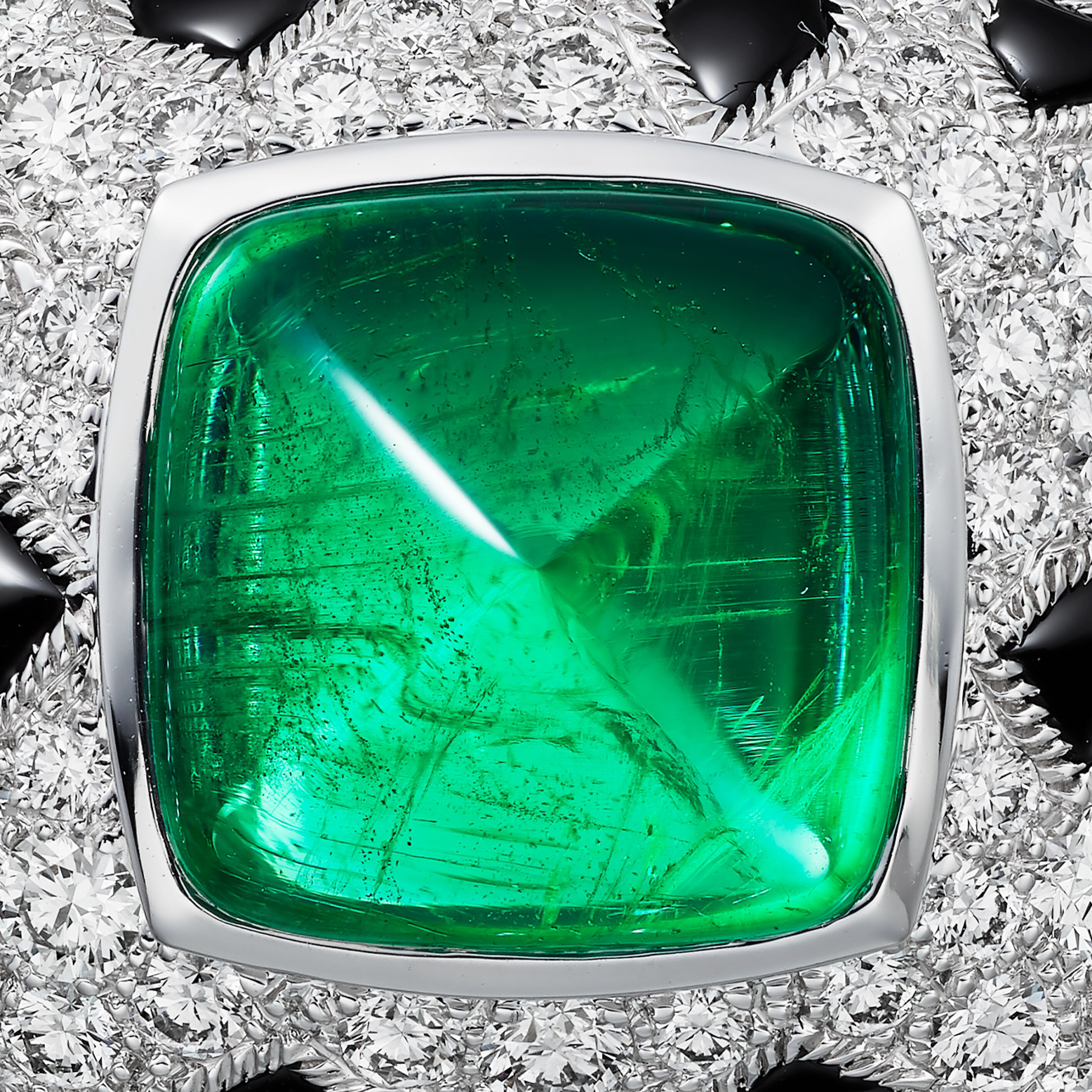 خاتم "پانتير دو كارتييه"، زمرّد بقطع قالب السكّر، موديل الحجم الكبير، مرصوف 