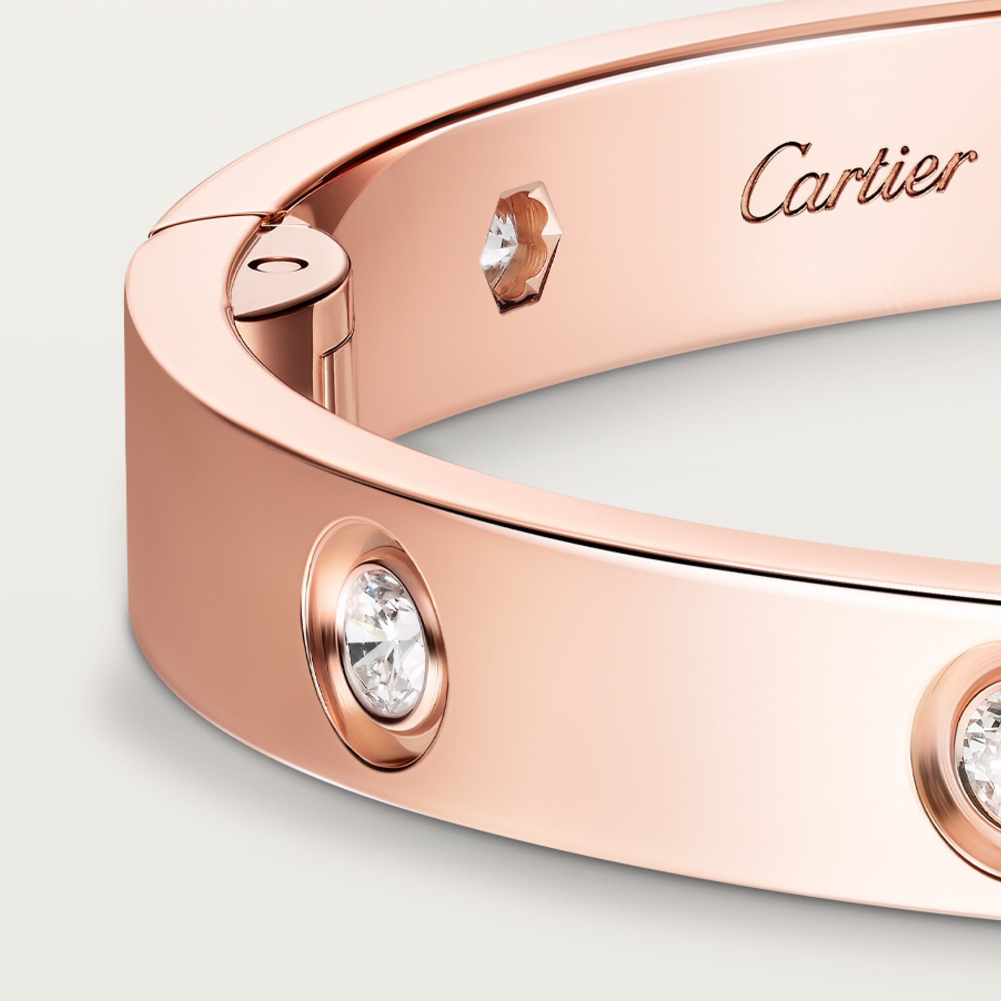 6 صورة ،سوار #LOVE#، موديل كلاسيكي، 10 ماسات، قفل يُغلق ببرغي