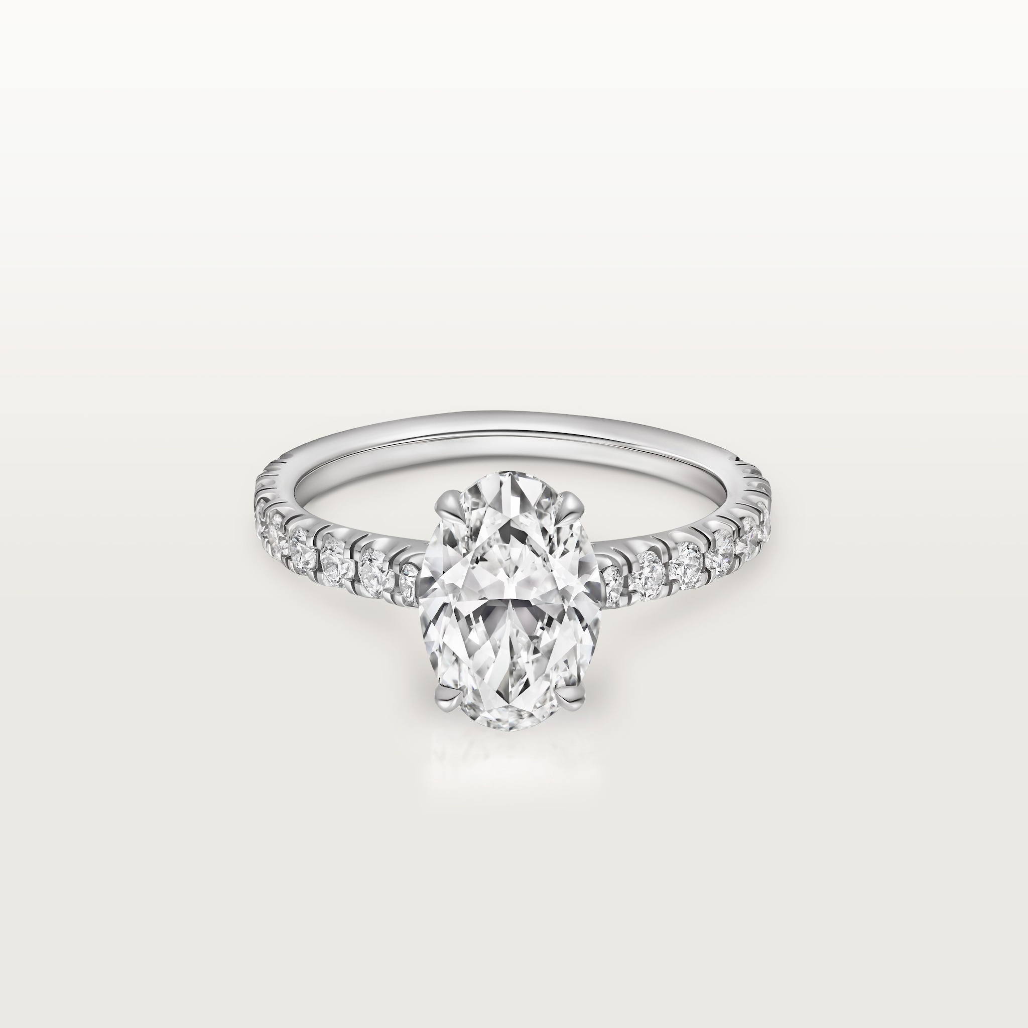 Solitaire 1895, diamant taille ovale, pav&eacute; 