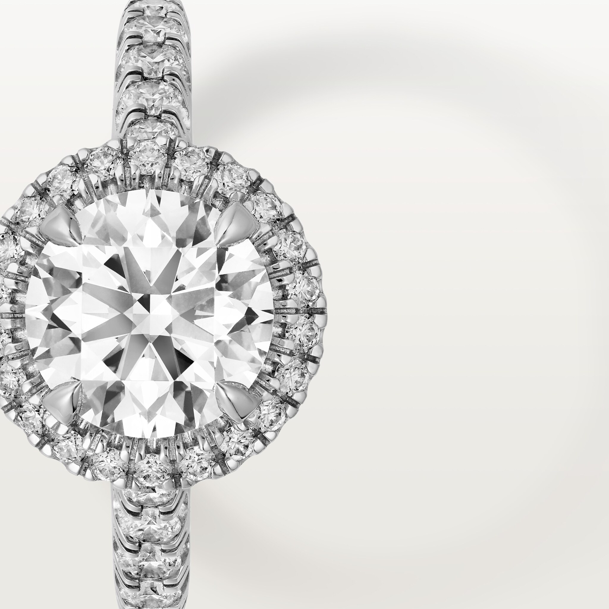 7 صورة ،خاتم سوليتير "كارتييه دِستينيه"، ماسة بقطع بريانت الحديث البرّاق، مرصوف 