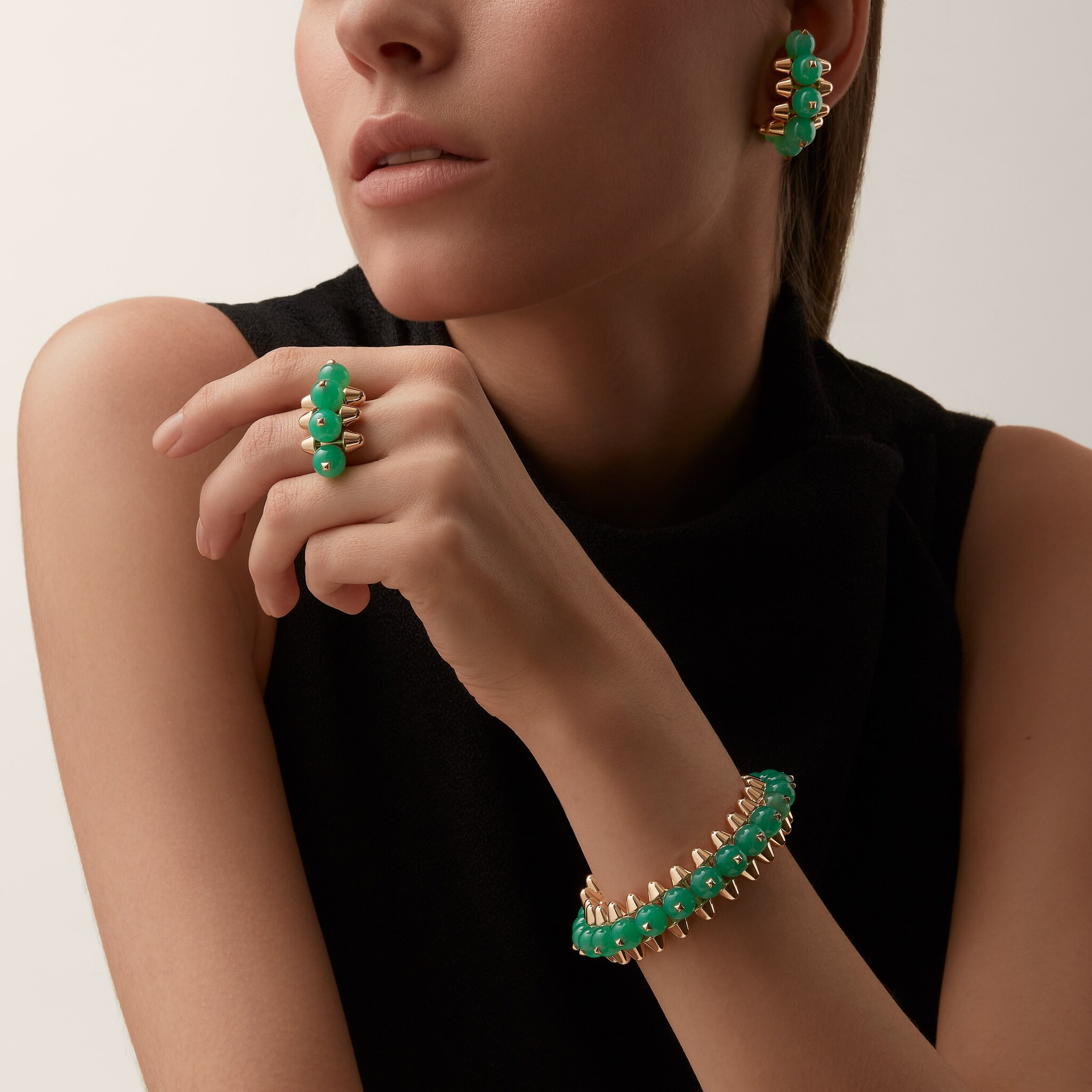 سوار من مجموعة "كلاش دو كارتييه"، يشب أخضر، موديل الحجم الكبير جدًّا (XL)