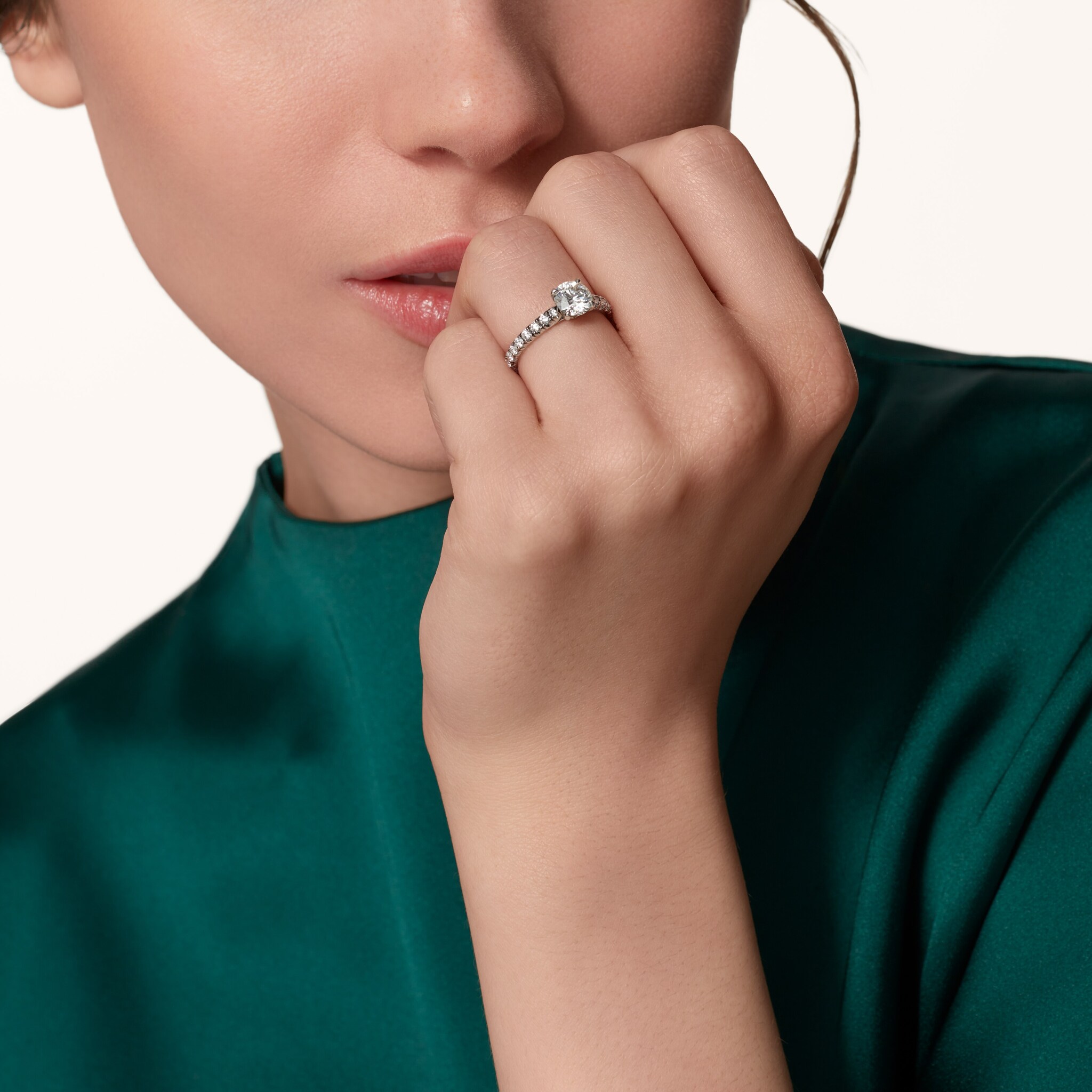 1895 solitaire, brilliant-cut diamond, paved 