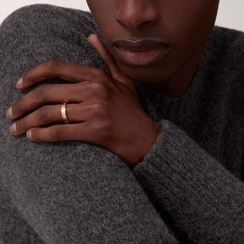 Cartier love 2025 ring middle finger