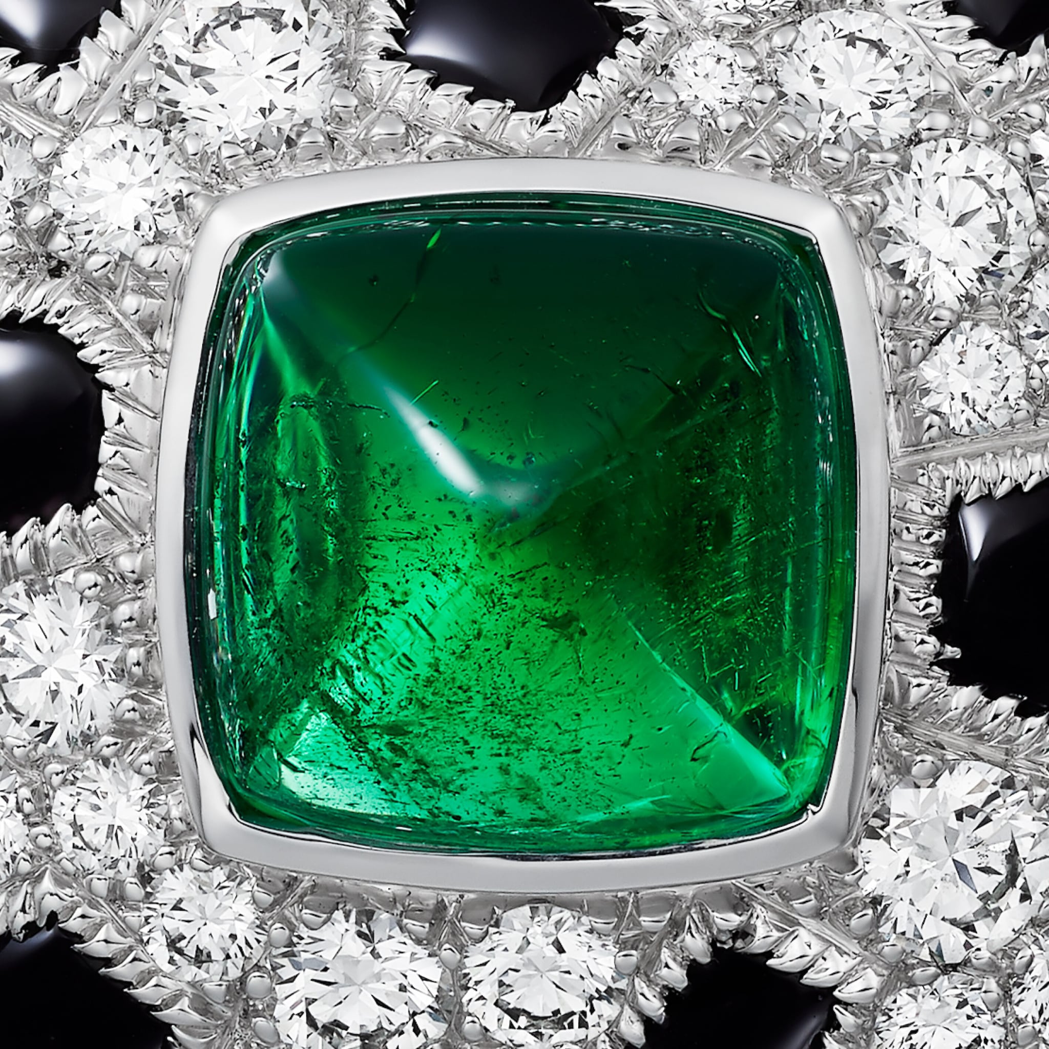 خاتم "پانتير دو كارتييه"، زمرّد بقطع قالب السكّر، موديل الحجم الصغير، مرصوف 