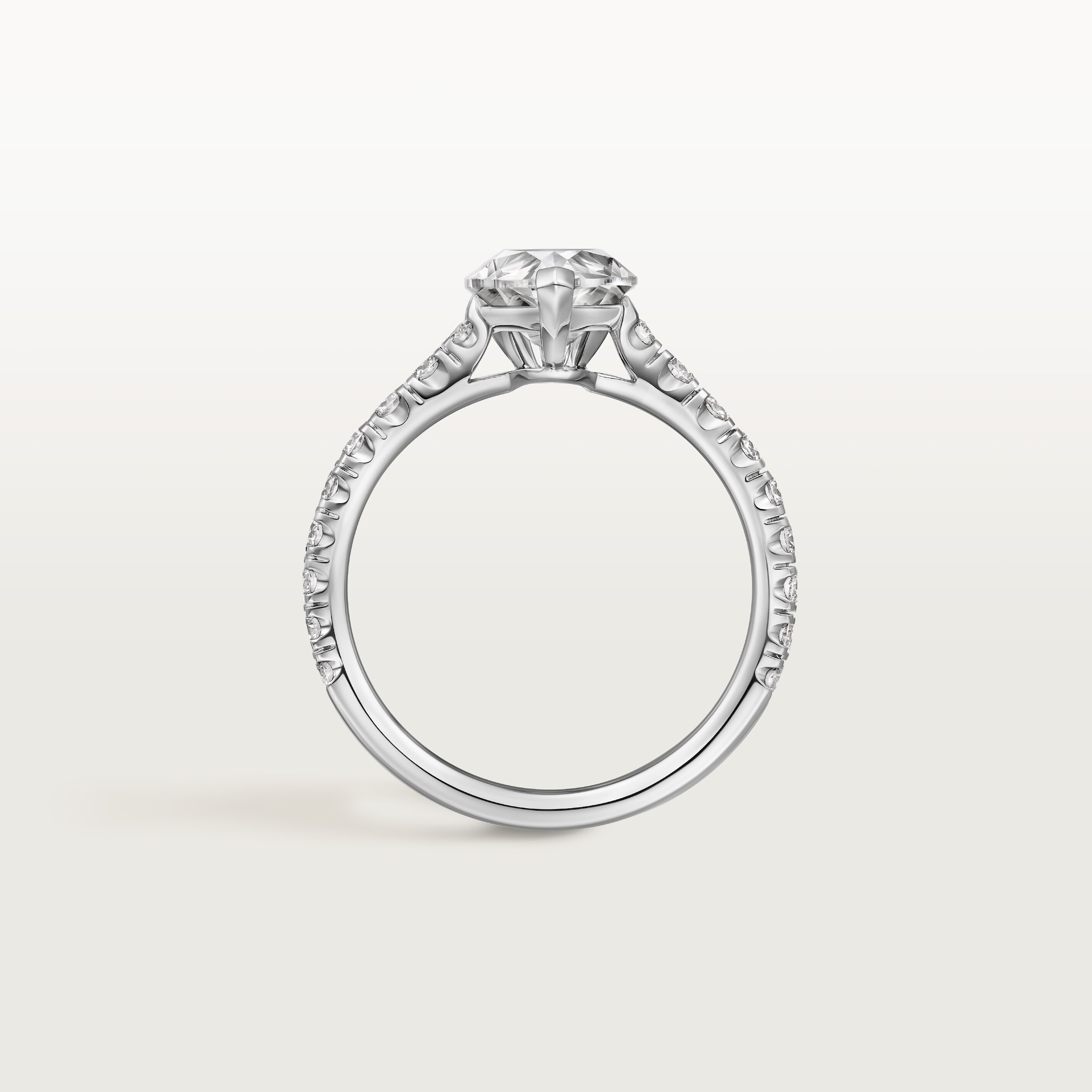 Solitaire 1895, diamant taille poire, pav&eacute; 