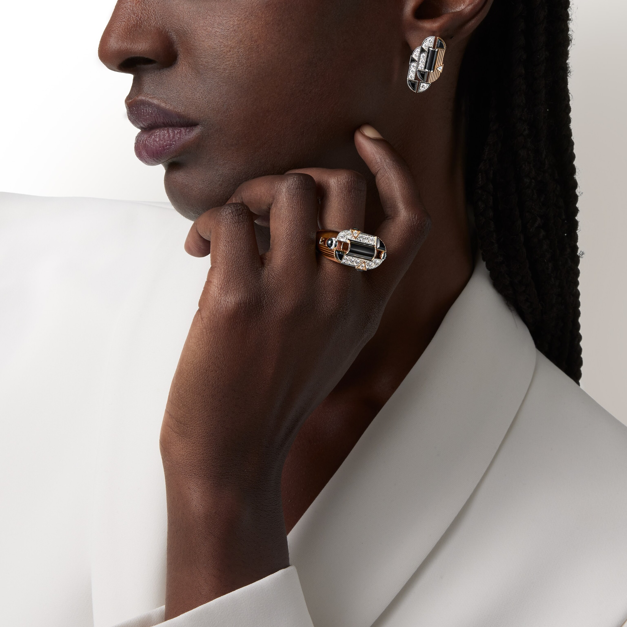 خاتم "جيومتري إي كونتراست"، عقيق يماني، مرصوف