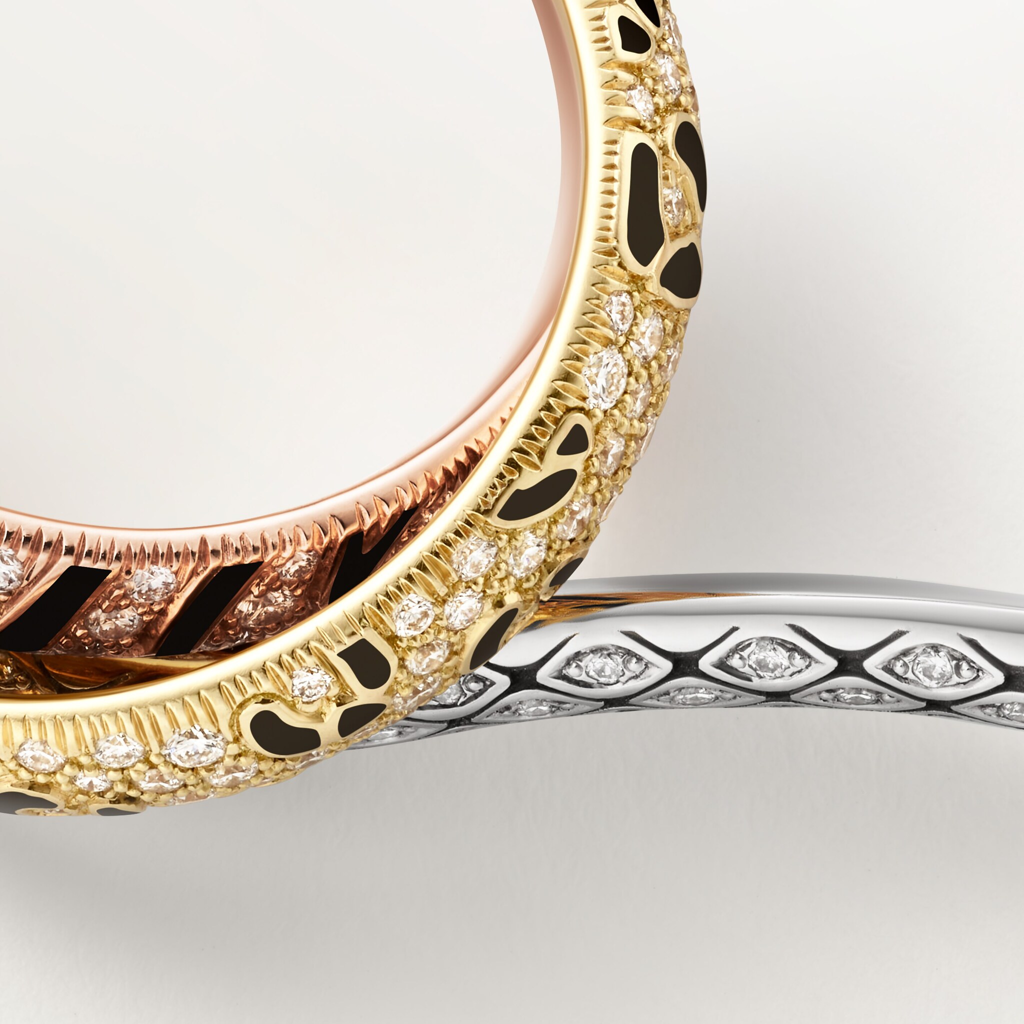 Trinity two-finger ring, lacquer, paved