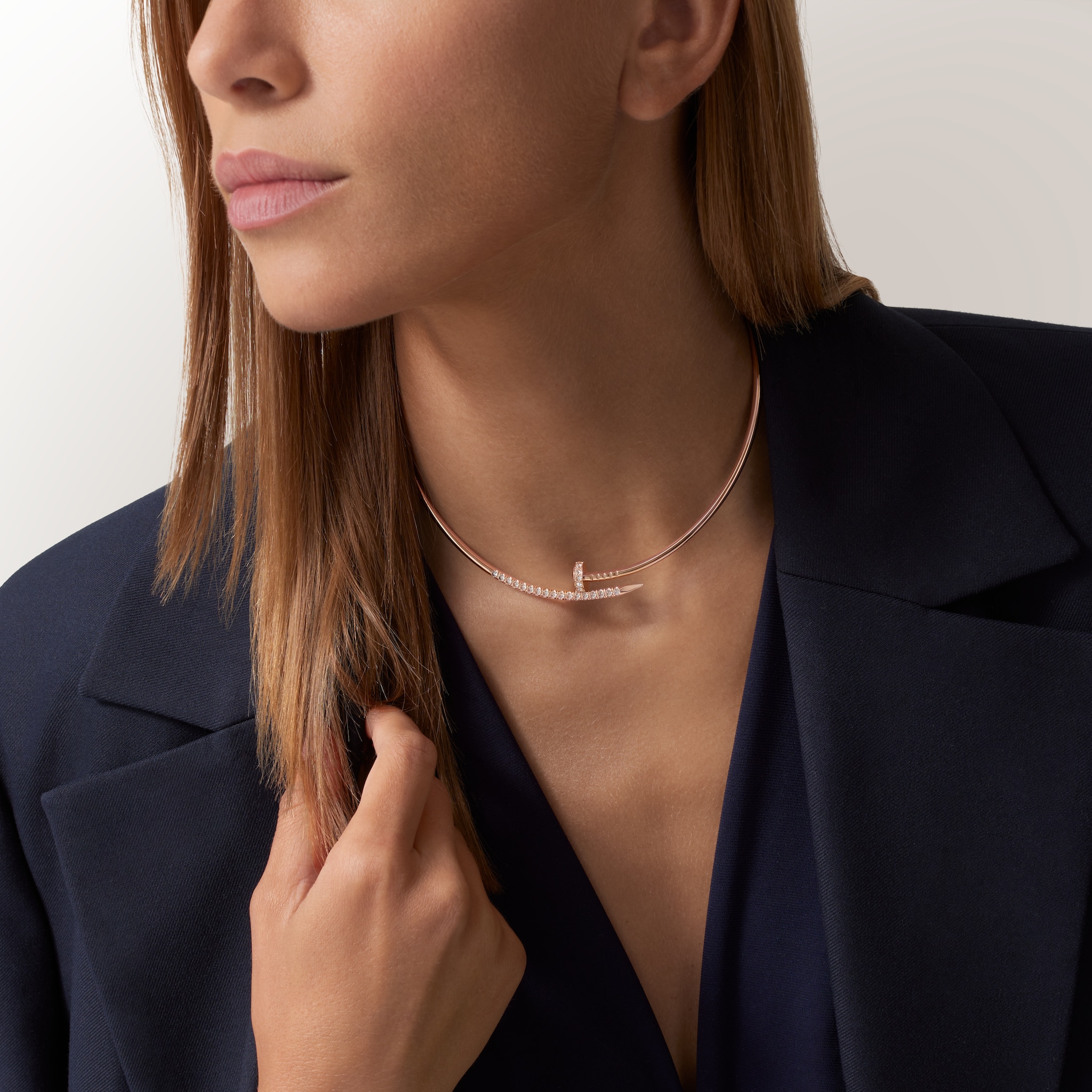 Juste un Clou torque kolye, k&uuml;&ccedil;&uuml;k model, ters set edilmiş pırlantalar