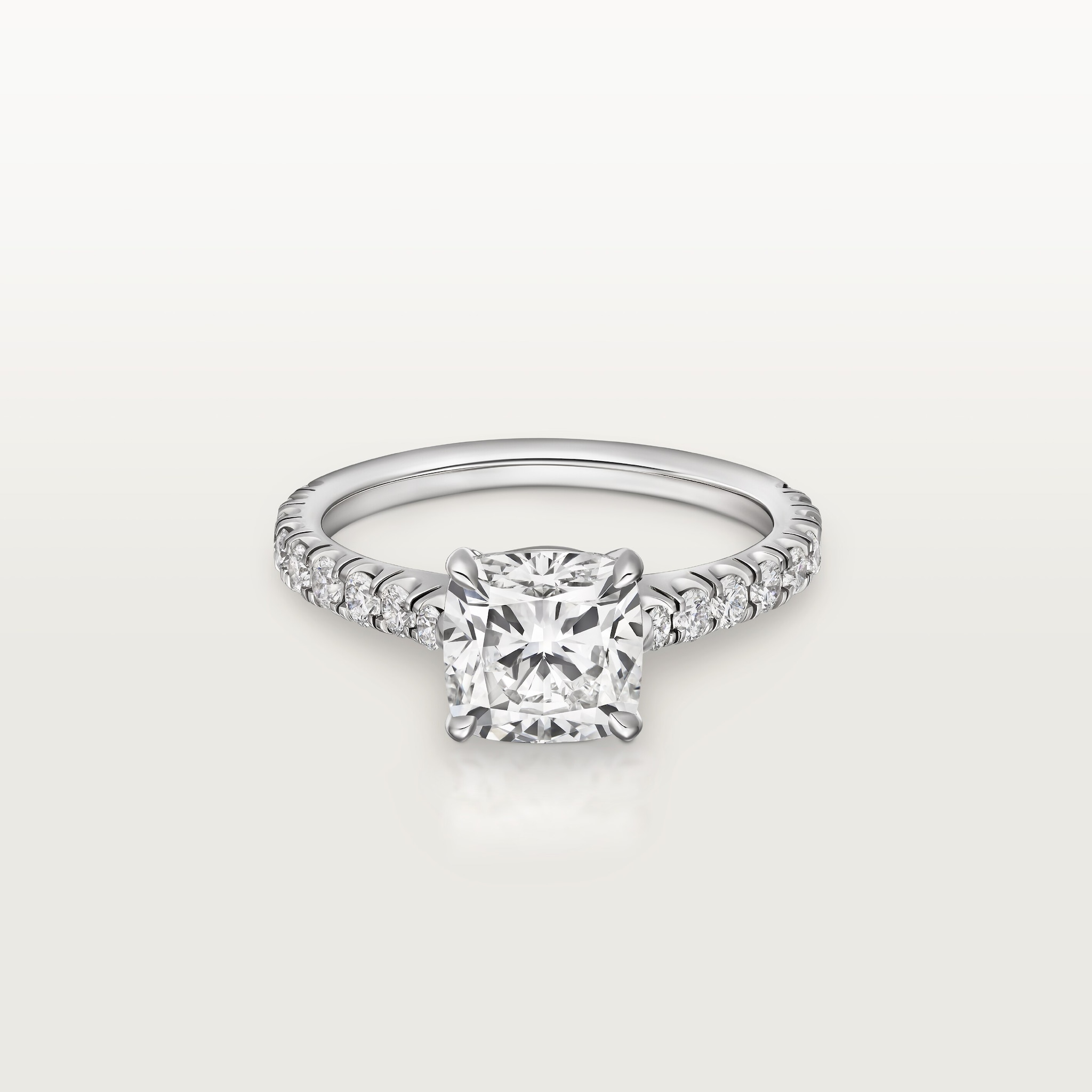 Solitaire 1895, diamant taille coussin, pav&eacute; 