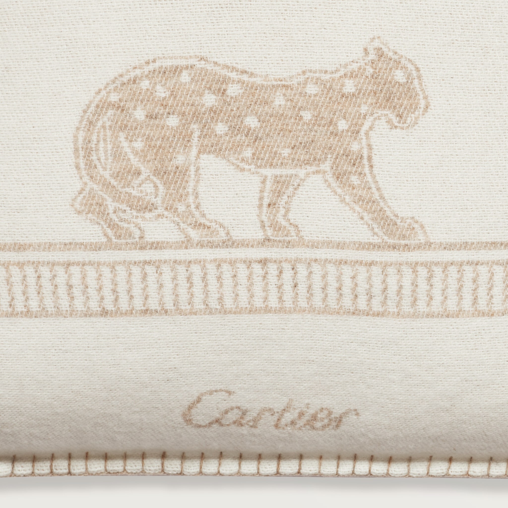 7 صورة ،وسادة "پانتير دو كارتييه"