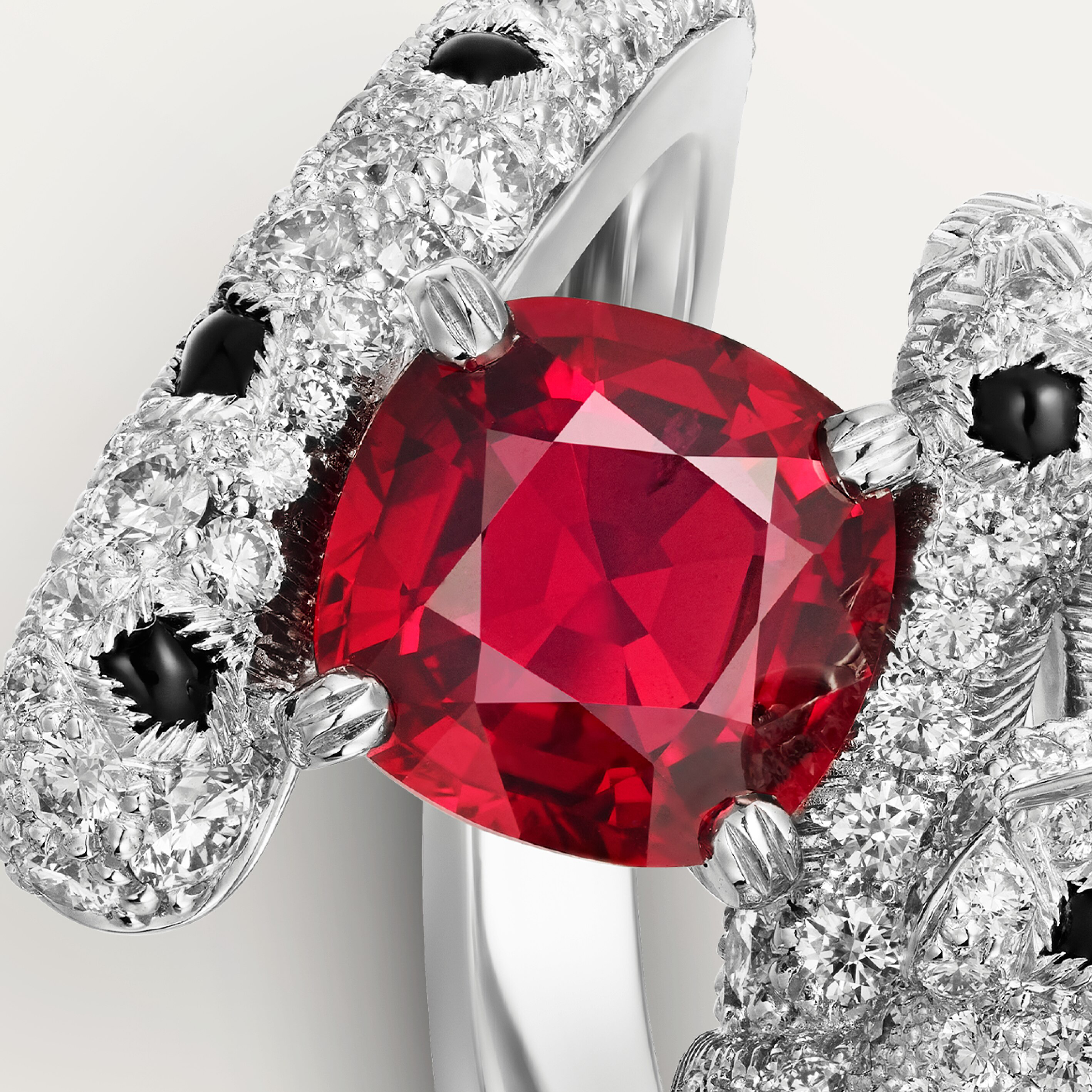 خاتم "پانتير دو كارتييه"، ياقوت أحمر بشكل الوسادة، مرصوف