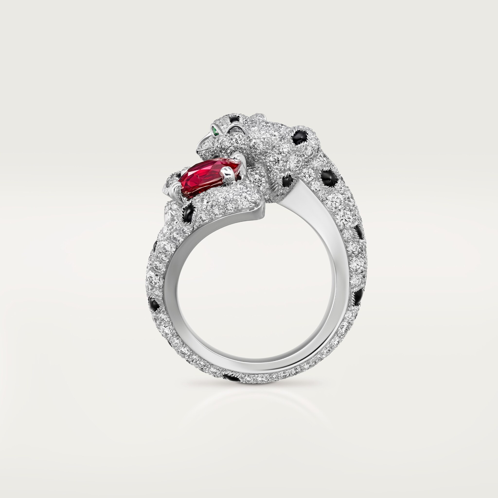 خاتم "پانتير دو كارتييه"، ياقوت أحمر بشكل الوسادة، مرصوف