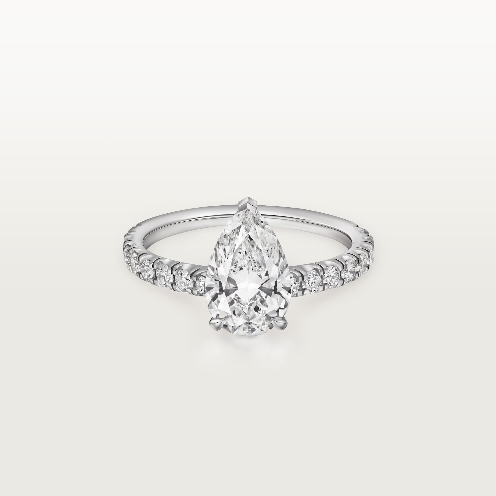 Solitaire 1895, diamant taille poire, pav&eacute; 