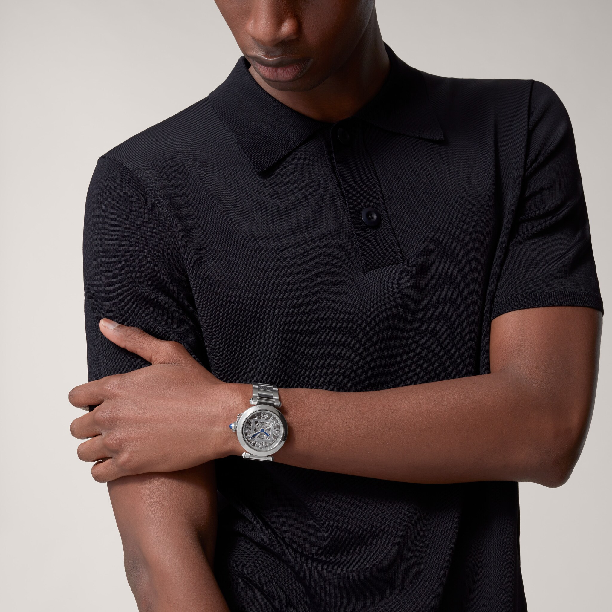 ساعة من مجموعة "باشا دو كارتييه" تتميّز بهيكلية مرئية