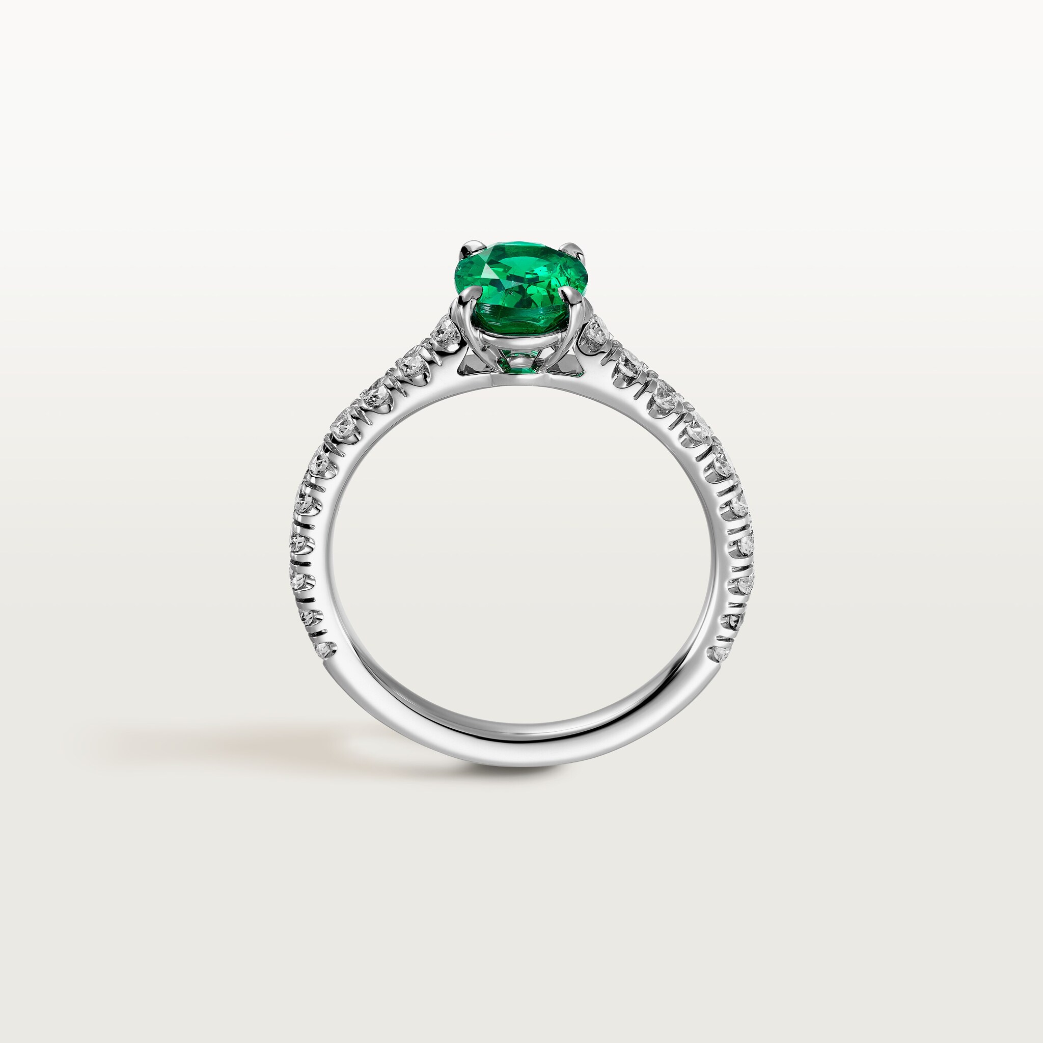 Solitaire 1895, &eacute;meraude taille ovale, pav&eacute; 