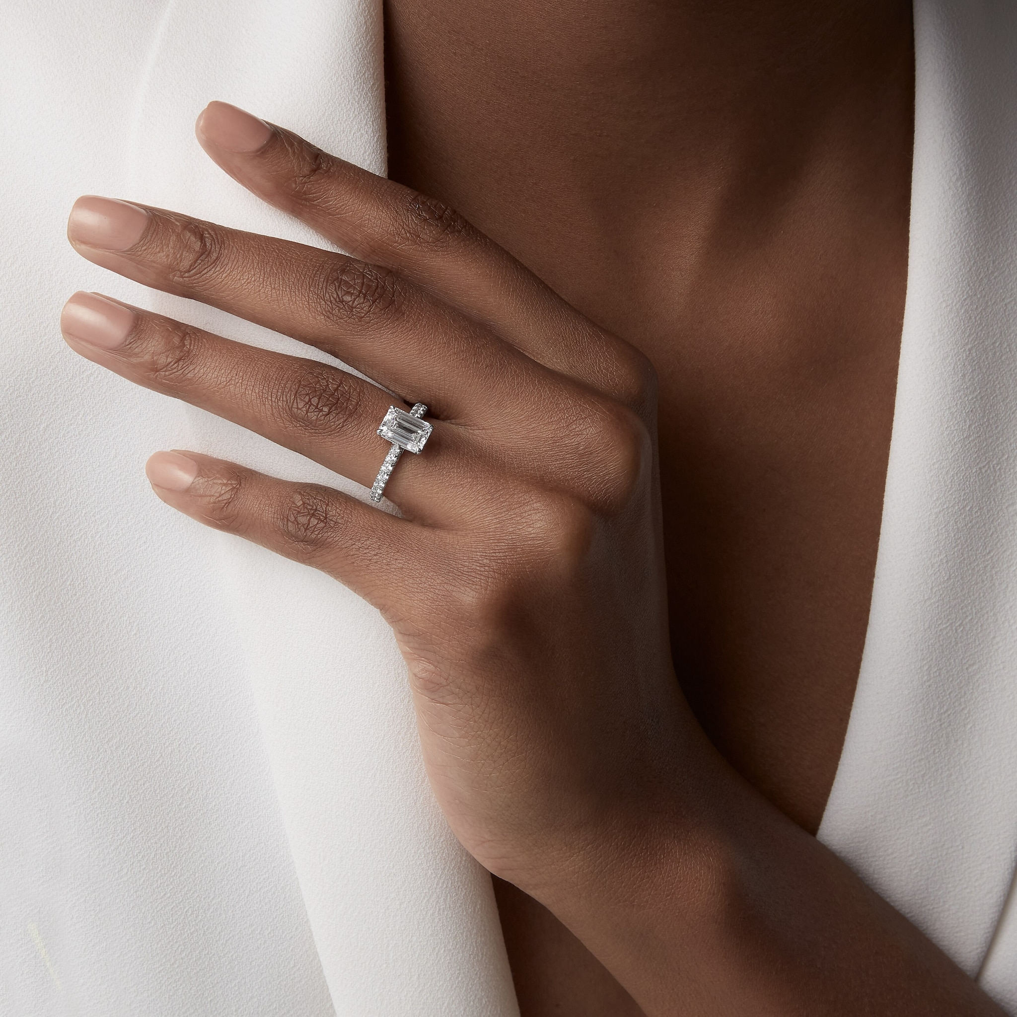 Solitaire 1895, diamant taille emeraude, pav&eacute; 