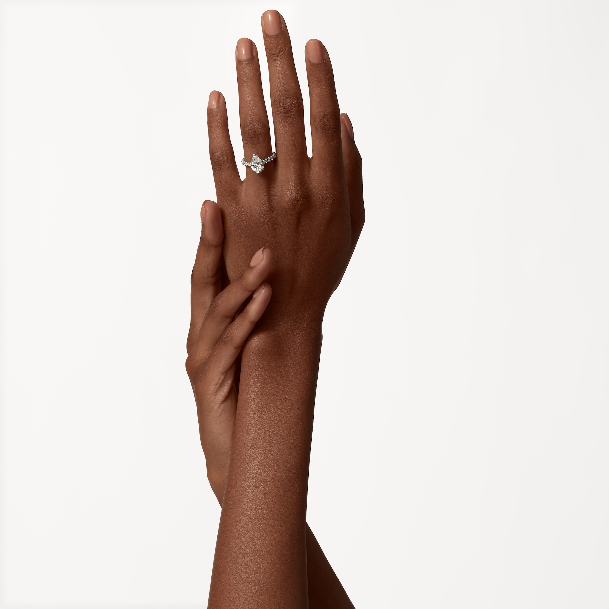 Solitaire 1895, diamant taille poire, pav&eacute; 