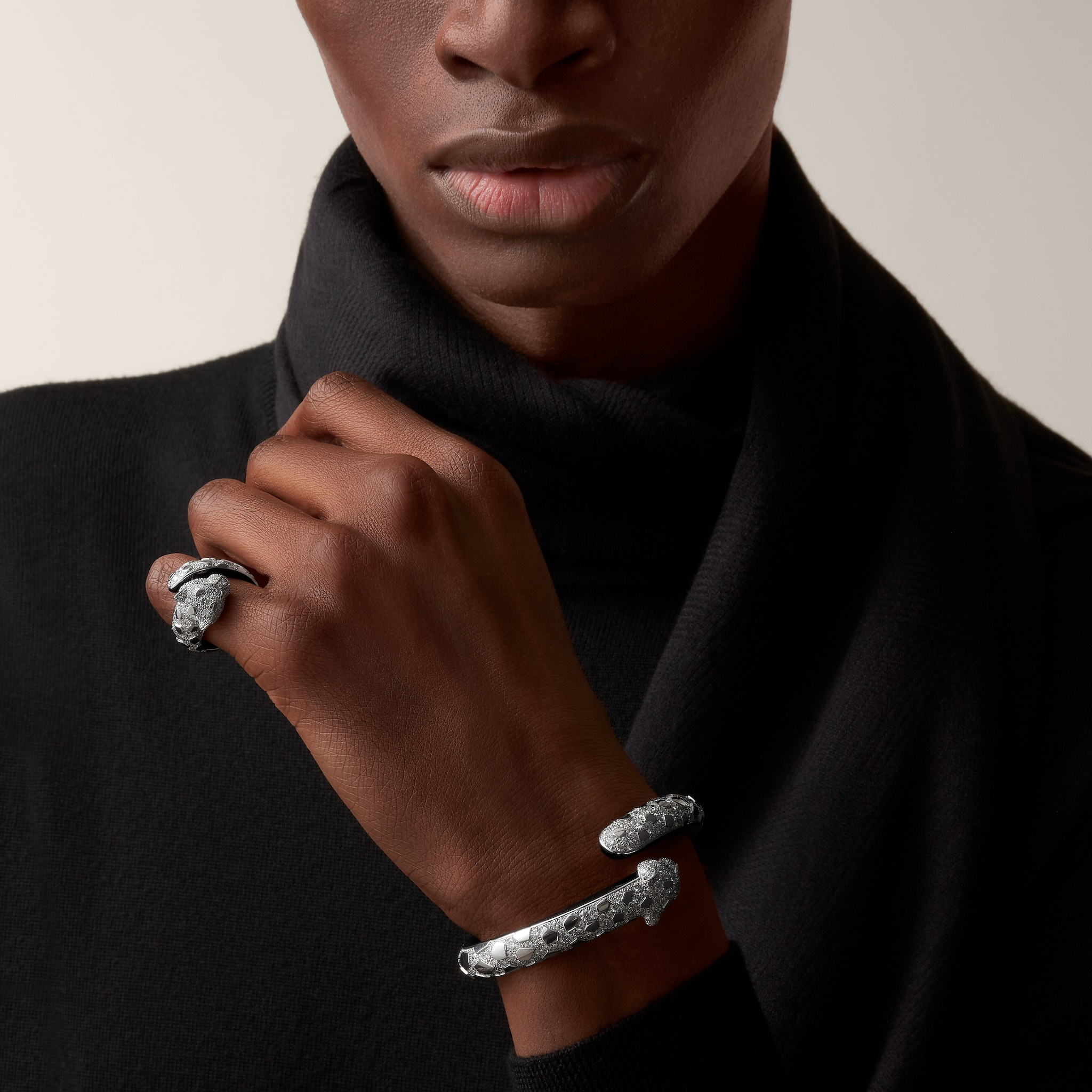 خاتم "پانتير دو كارتييه"، طلاء اللّكر الأسود، مرصوف