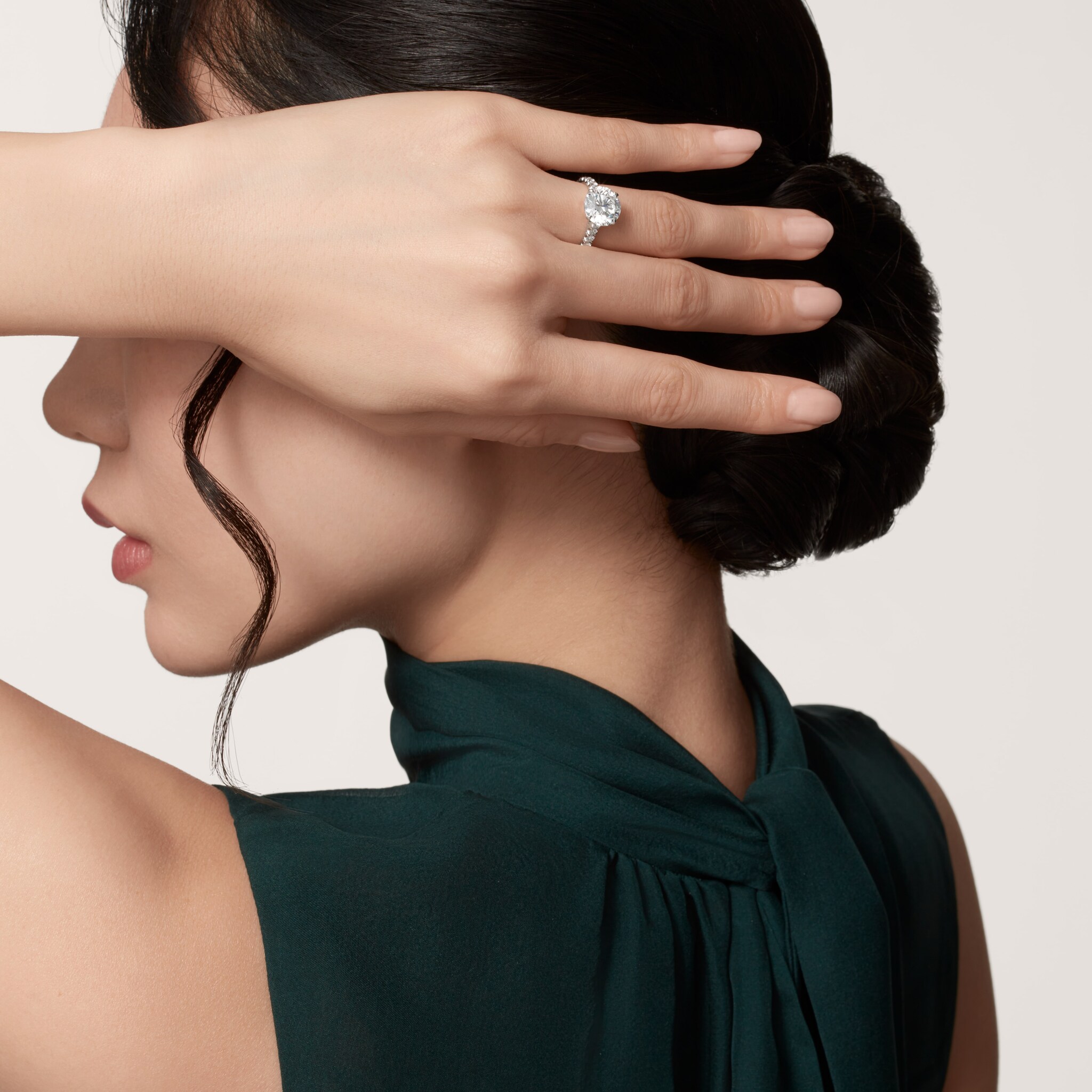 1895 solitaire, brilliant-cut diamond, paved 