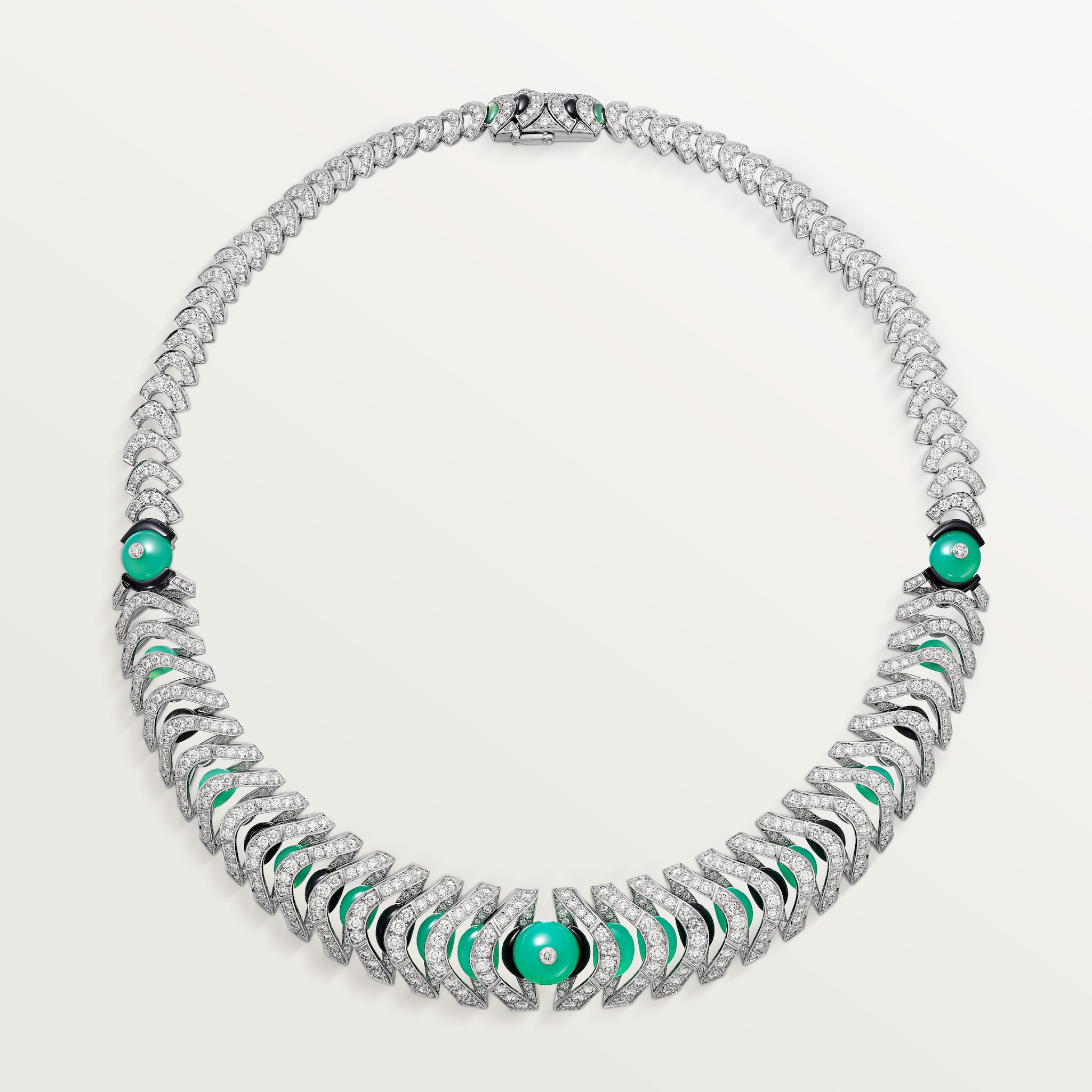 قلادة "جيومتري إي كونتراست"، يشب أخضر، مرصوفة