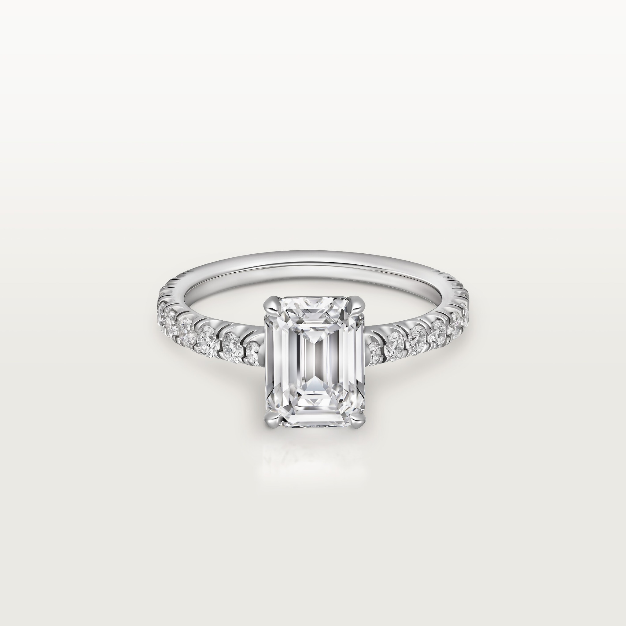 Solitaire 1895, diamant taille emeraude, pav&eacute; 