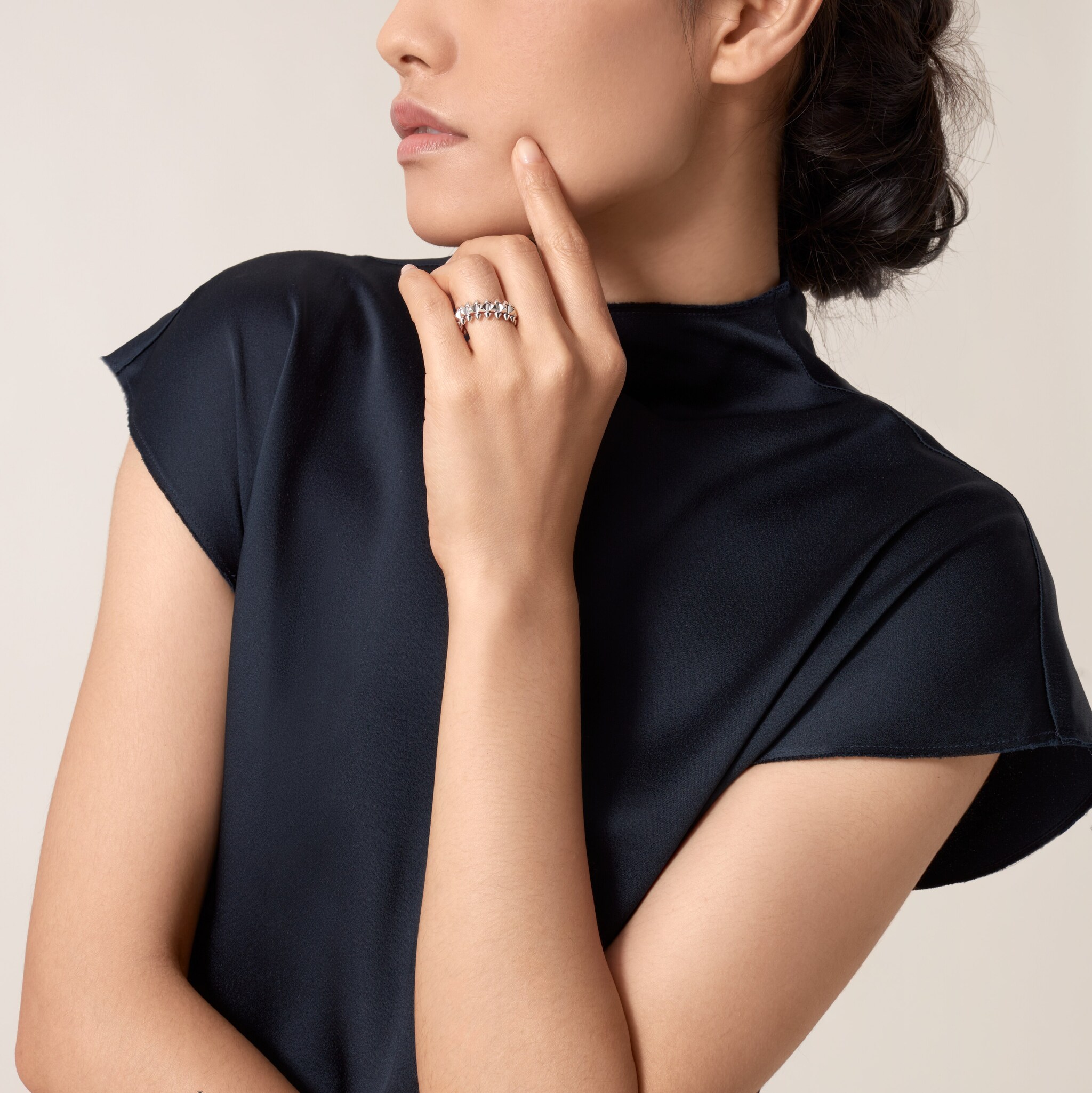 خاتم "كلاش دو كارتييه"، موديل الحجم المتوسّط