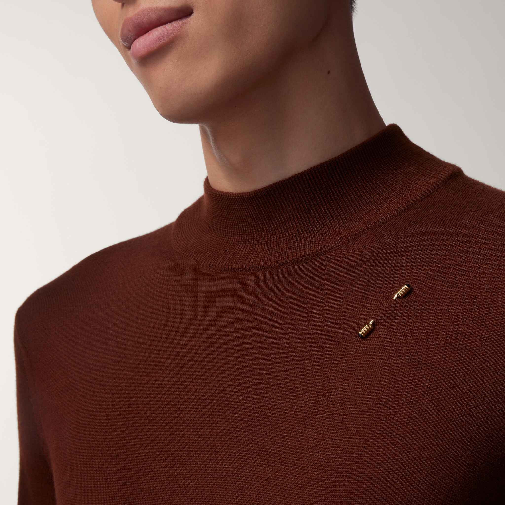 Tie pin with spring motif 