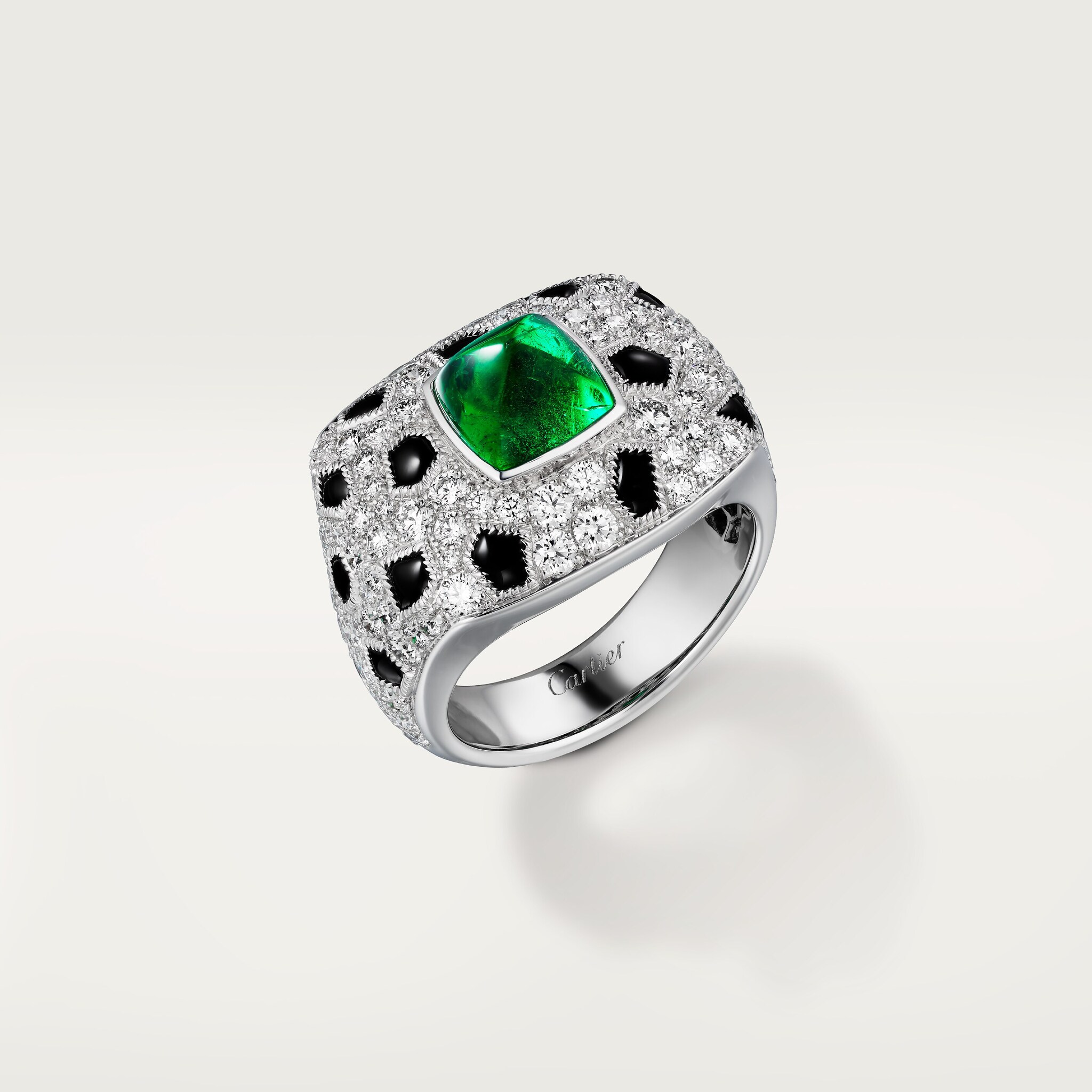 خاتم "پانتير دو كارتييه"، زمرّد بقطع قالب السكّر، موديل الحجم الصغير، مرصوف 
