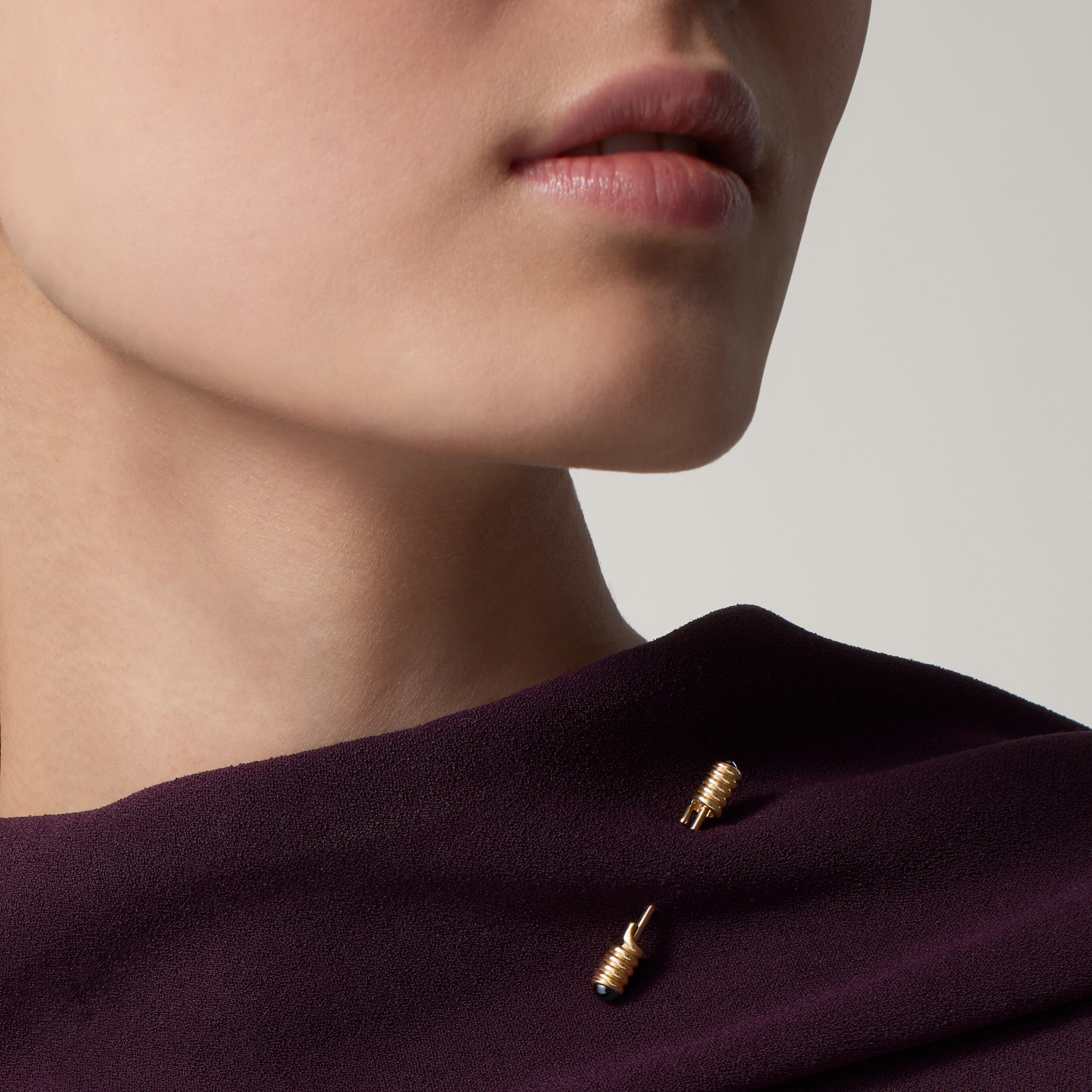 Tie pin with spring motif 