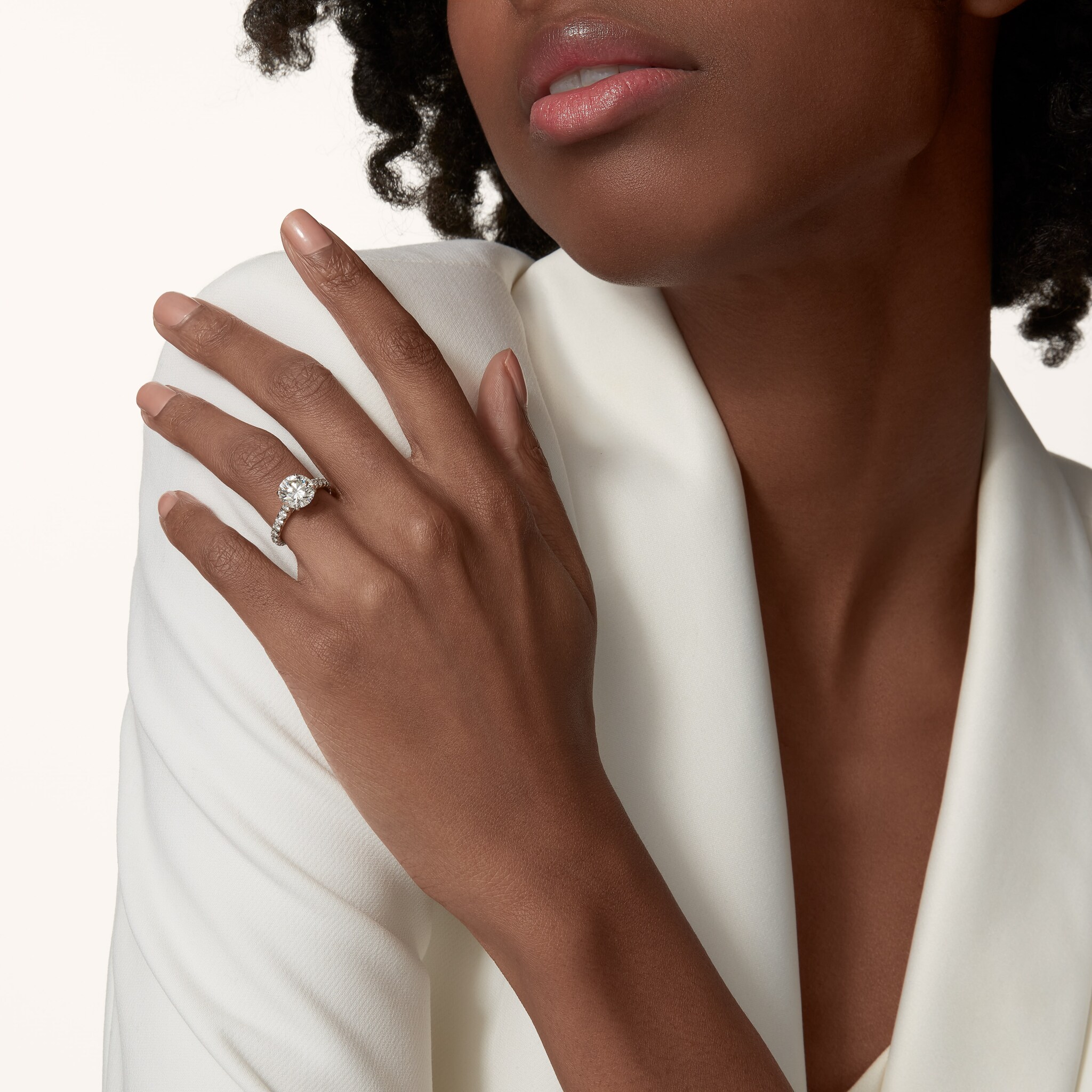 1895 solitaire, brilliant-cut diamond, paved 