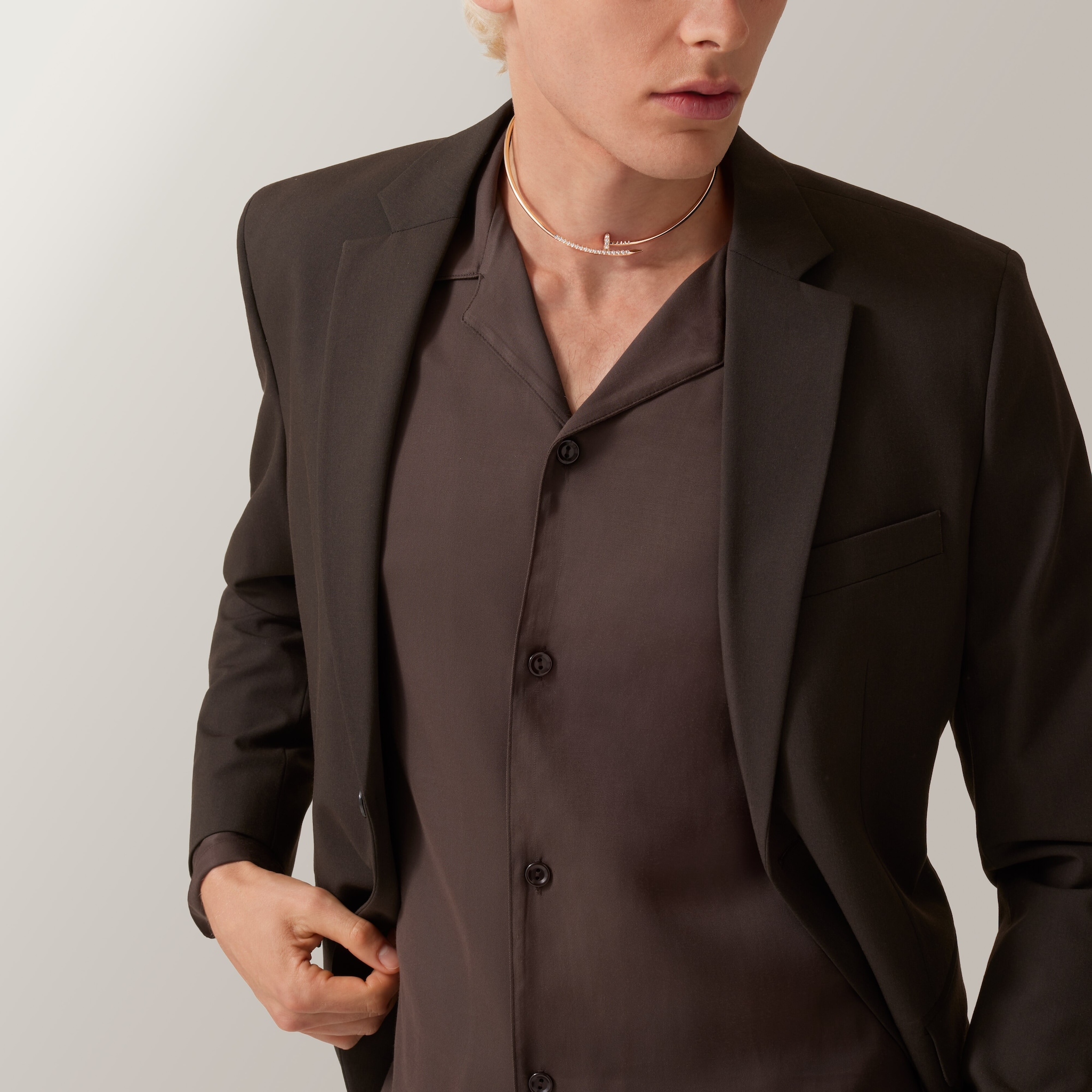 Juste un Clou torque kolye, k&uuml;&ccedil;&uuml;k model, ters set edilmiş pırlantalar