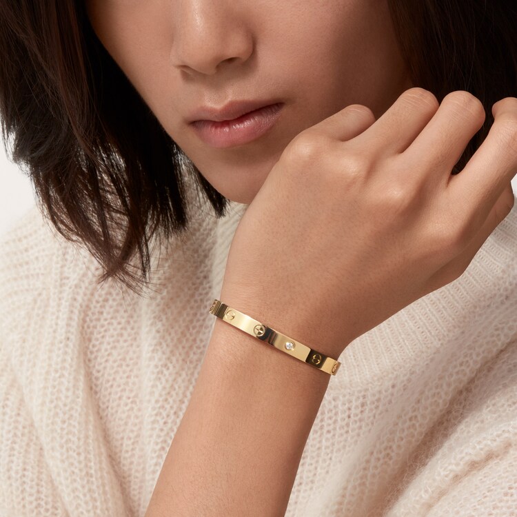 What's a cartier bracelet hotsell