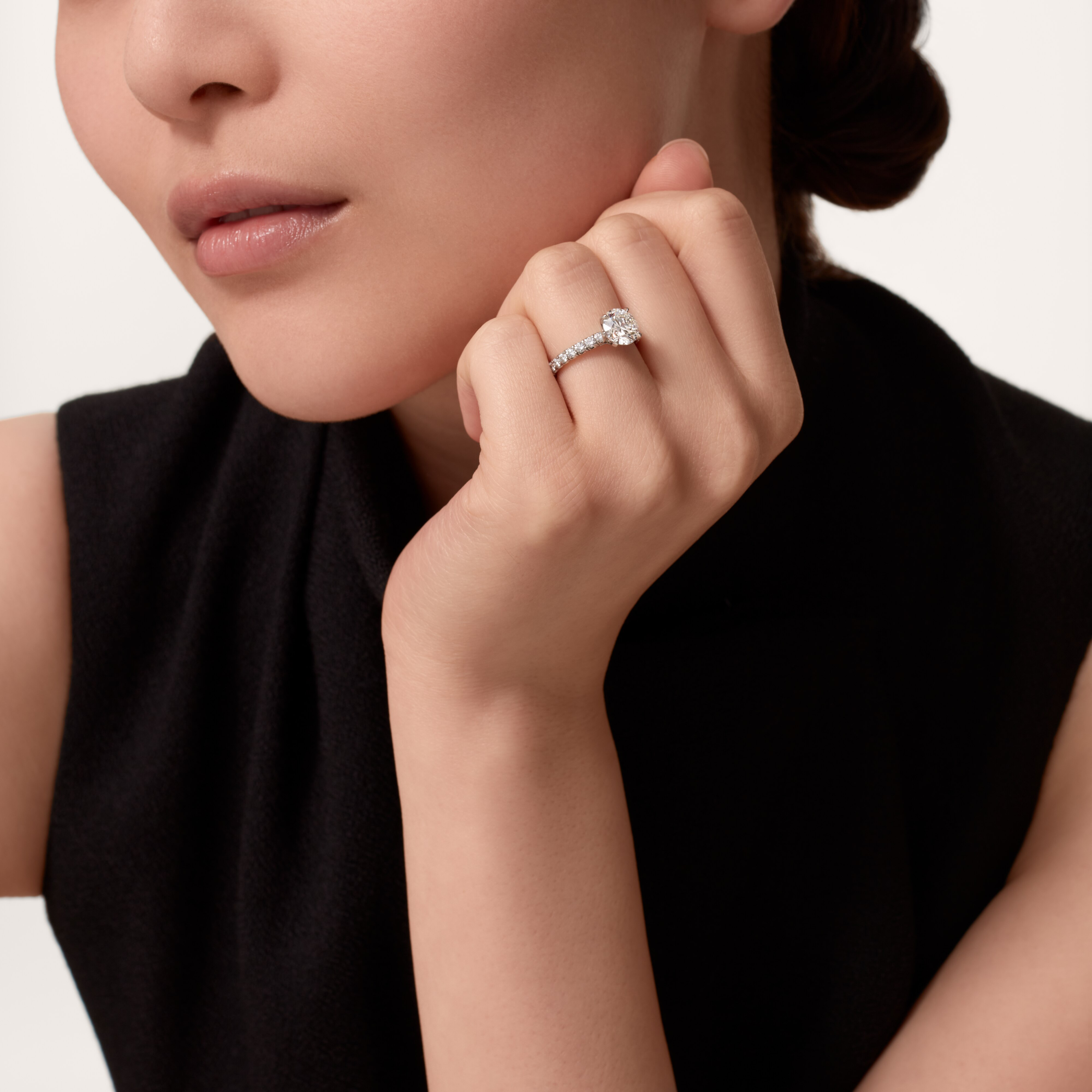 1895 solitaire, brilliant-cut diamond, paved 