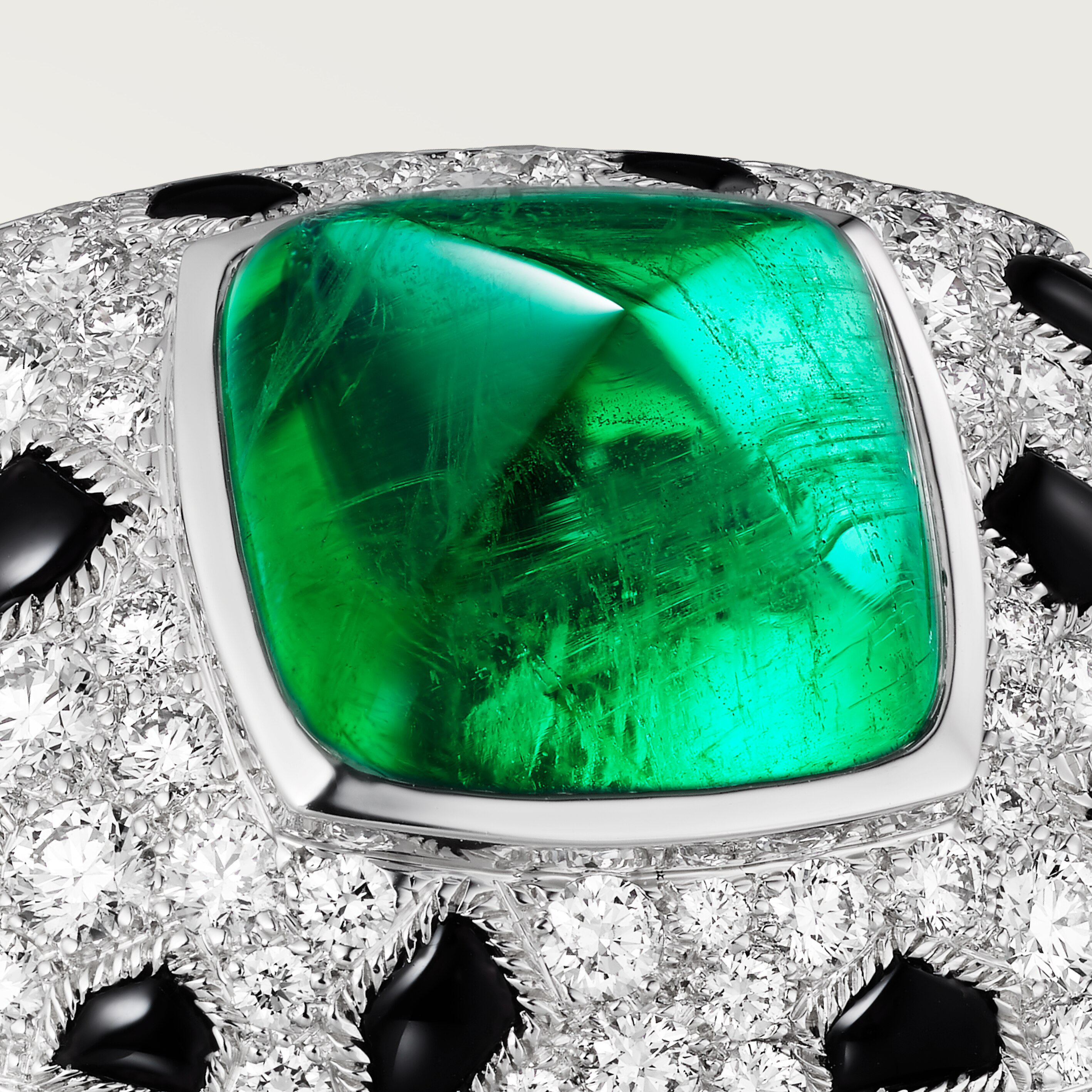 خاتم "پانتير دو كارتييه"، زمرّد بقطع قالب السكّر، موديل الحجم الكبير، مرصوف 