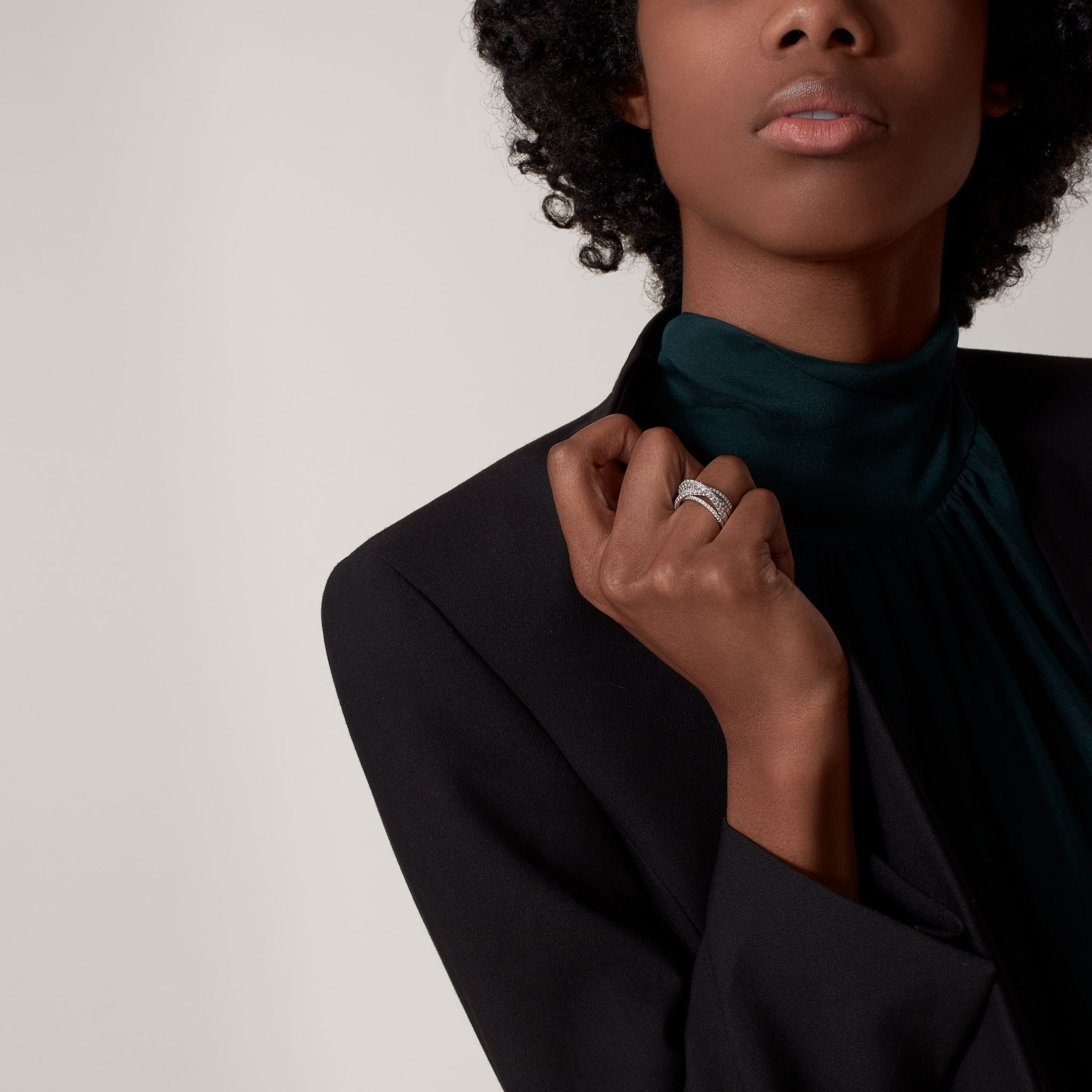 Etincelle de Cartier y&uuml;z&uuml;k, yarı pave