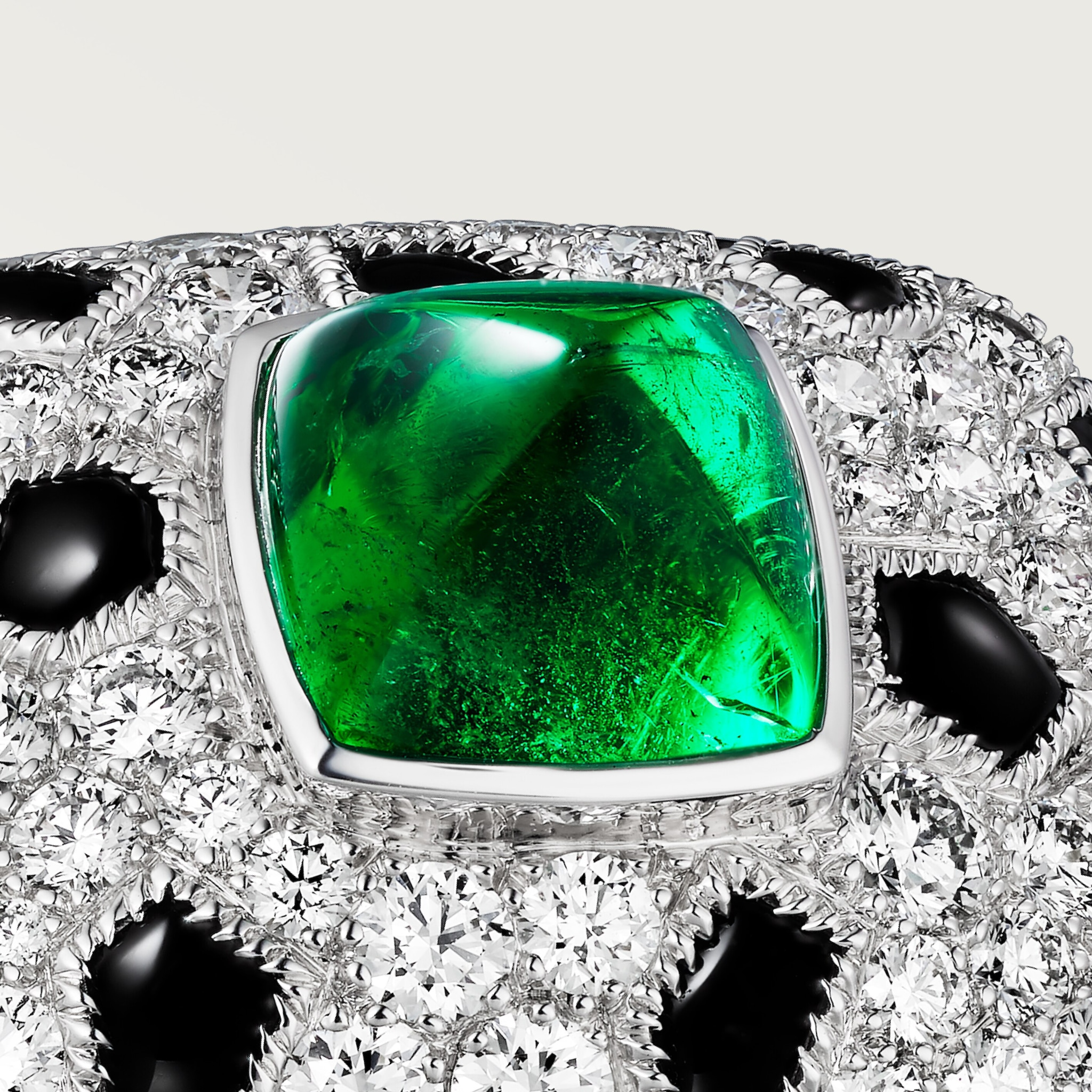 خاتم "پانتير دو كارتييه"، زمرّد بقطع قالب السكّر، موديل الحجم الصغير، مرصوف 