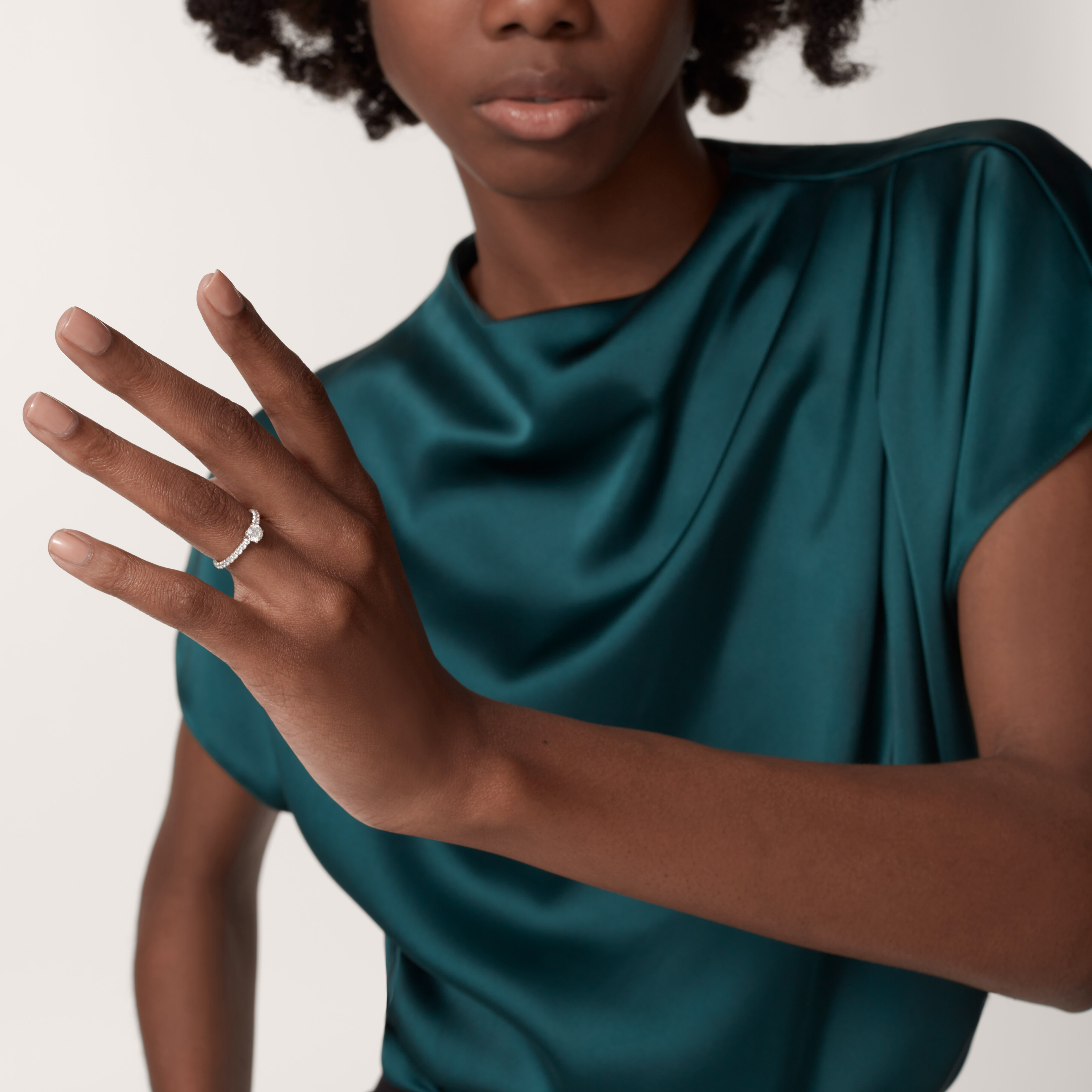 1895 solitaire, brilliant-cut diamond, paved 