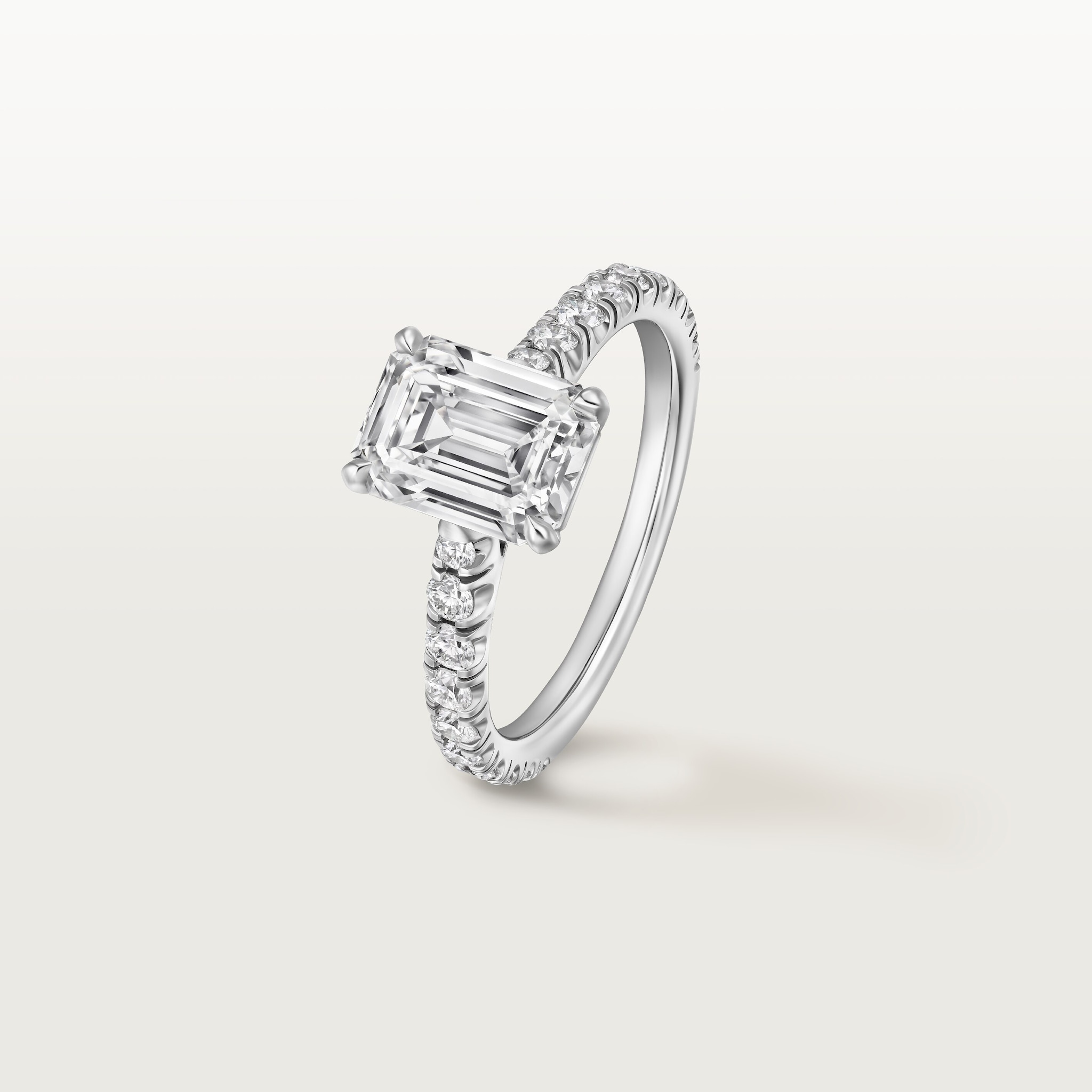 Solitaire 1895, diamant taille emeraude, pav&eacute; 