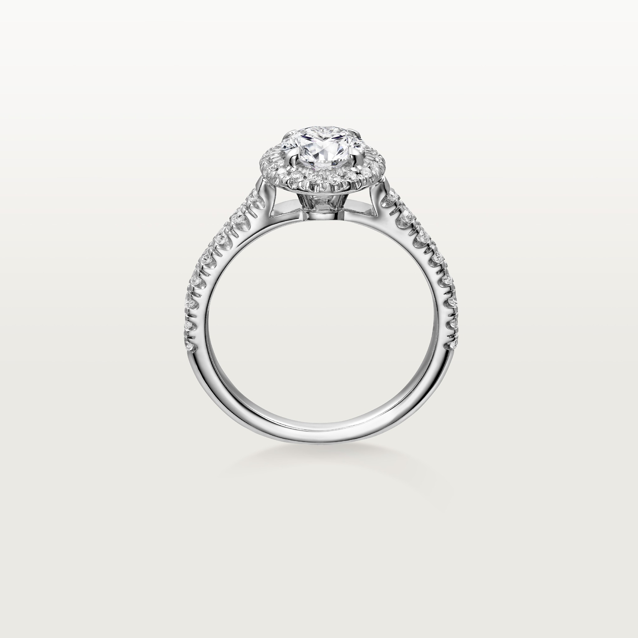 خاتم سوليتير "كارتييه دِستينيه"، ماسة بقطع بريانت الحديث البرّاق، مرصوف 