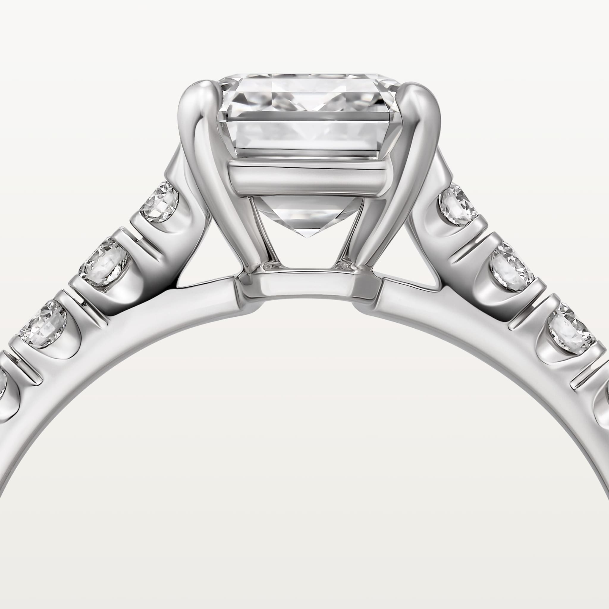 7 صورة ،خاتم سوليتير "1895"، ماسة بقطع زمرّدي، مرصوف 