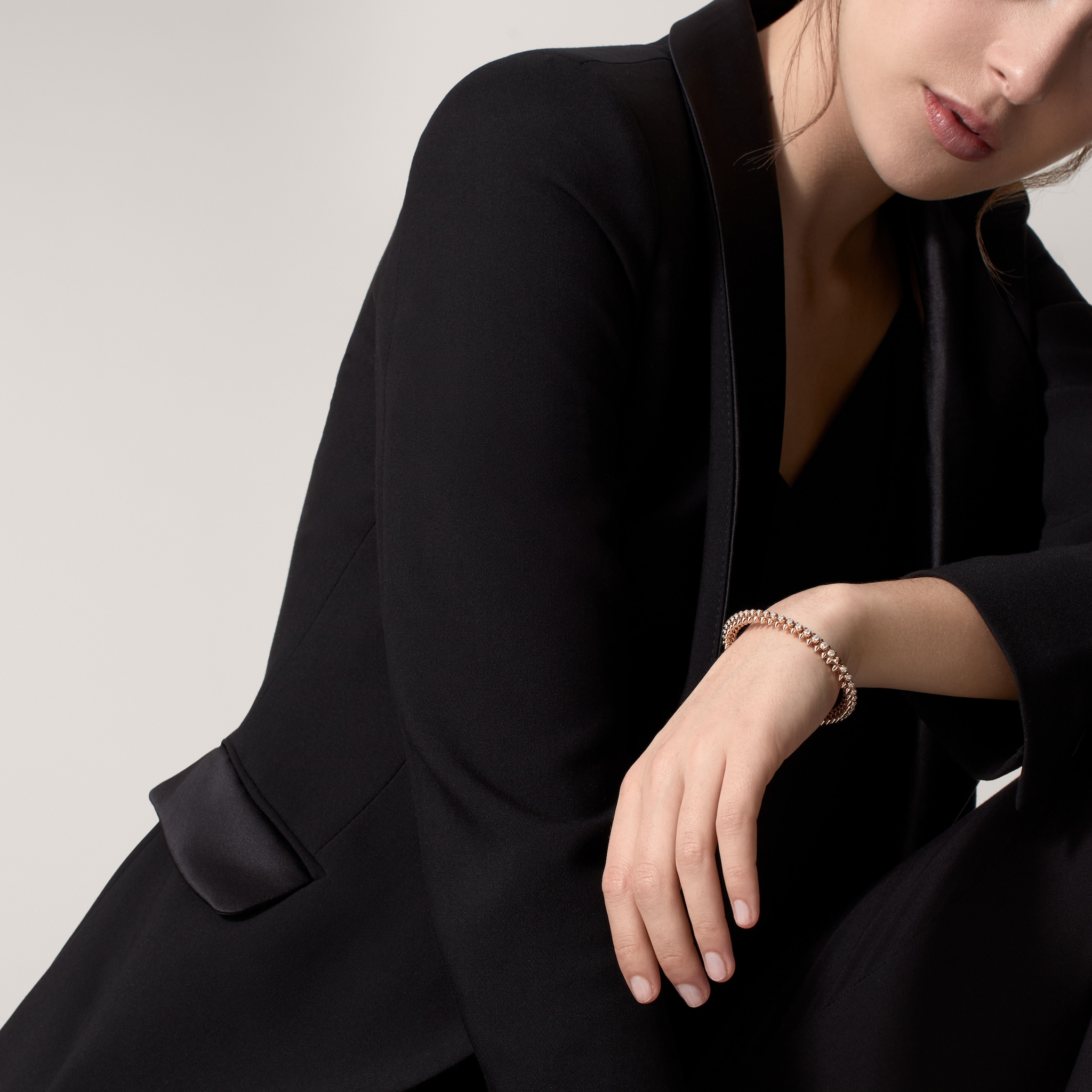 سوار "كلاش دو كارتييه"، موديل الحجم المتوسّط، ماس