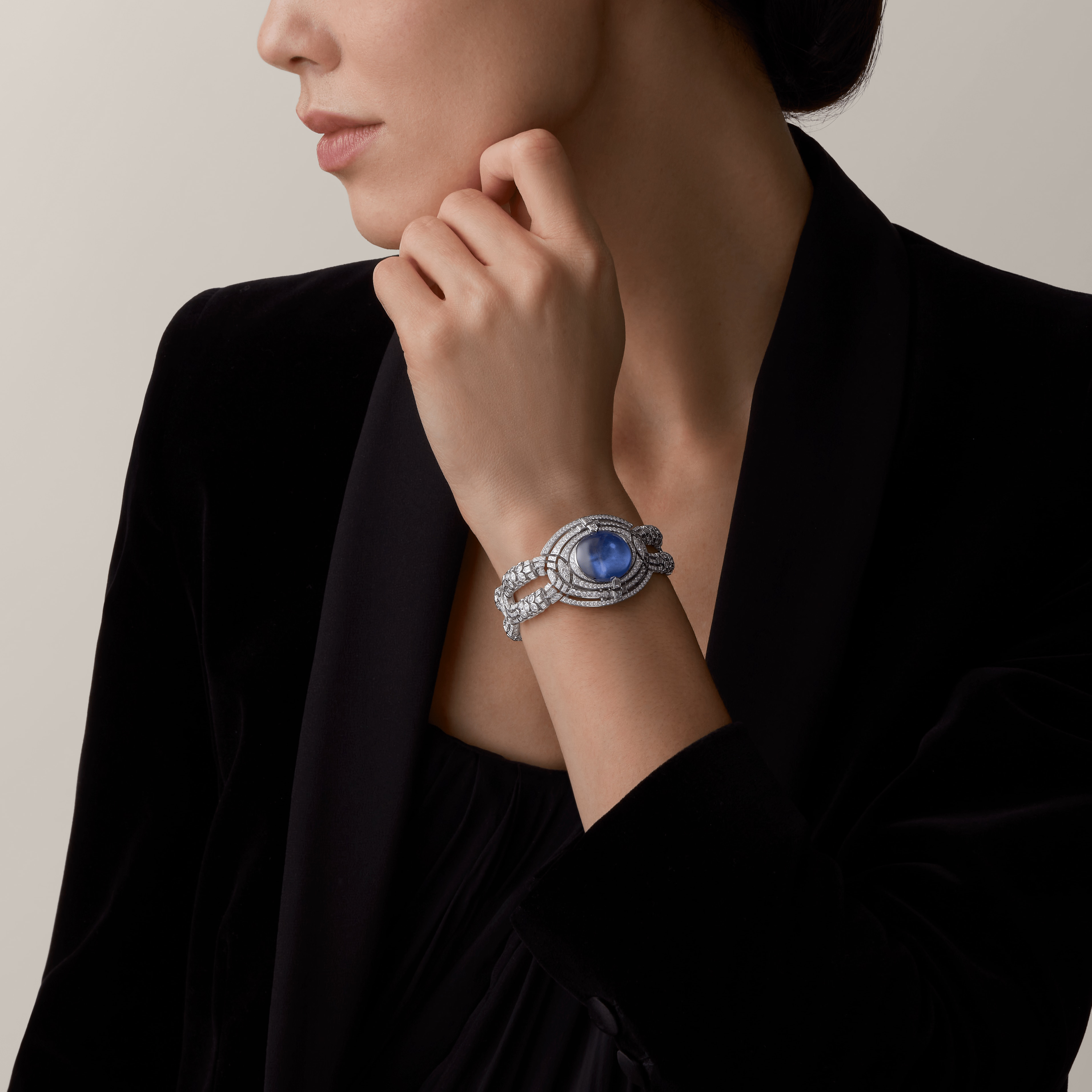 ساعة من مجموعة المجوهرات الفاخرة "هاي جولري" تتميّز بتصميم خفيّ