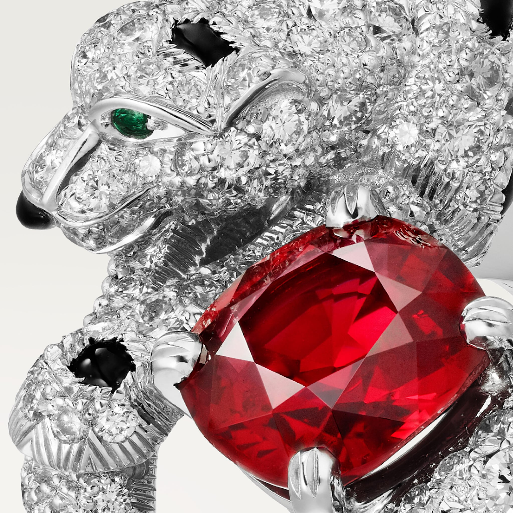 خاتم "پانتير دو كارتييه"، ياقوت أحمر بشكل الوسادة، مرصوف