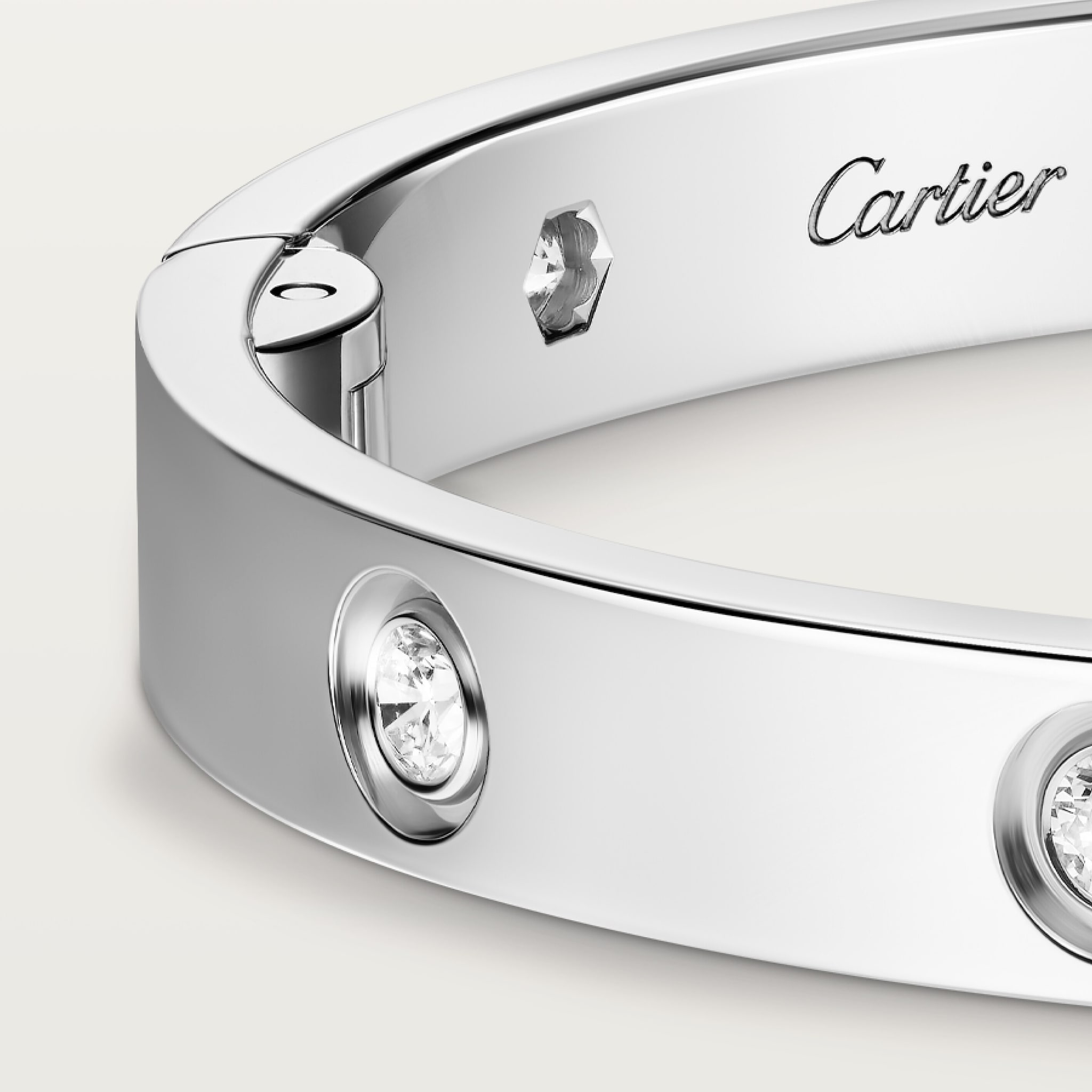 9 صورة ،سوار #LOVE#، موديل كلاسيكي، 10 ماسات، قفل يُغلق ببرغي